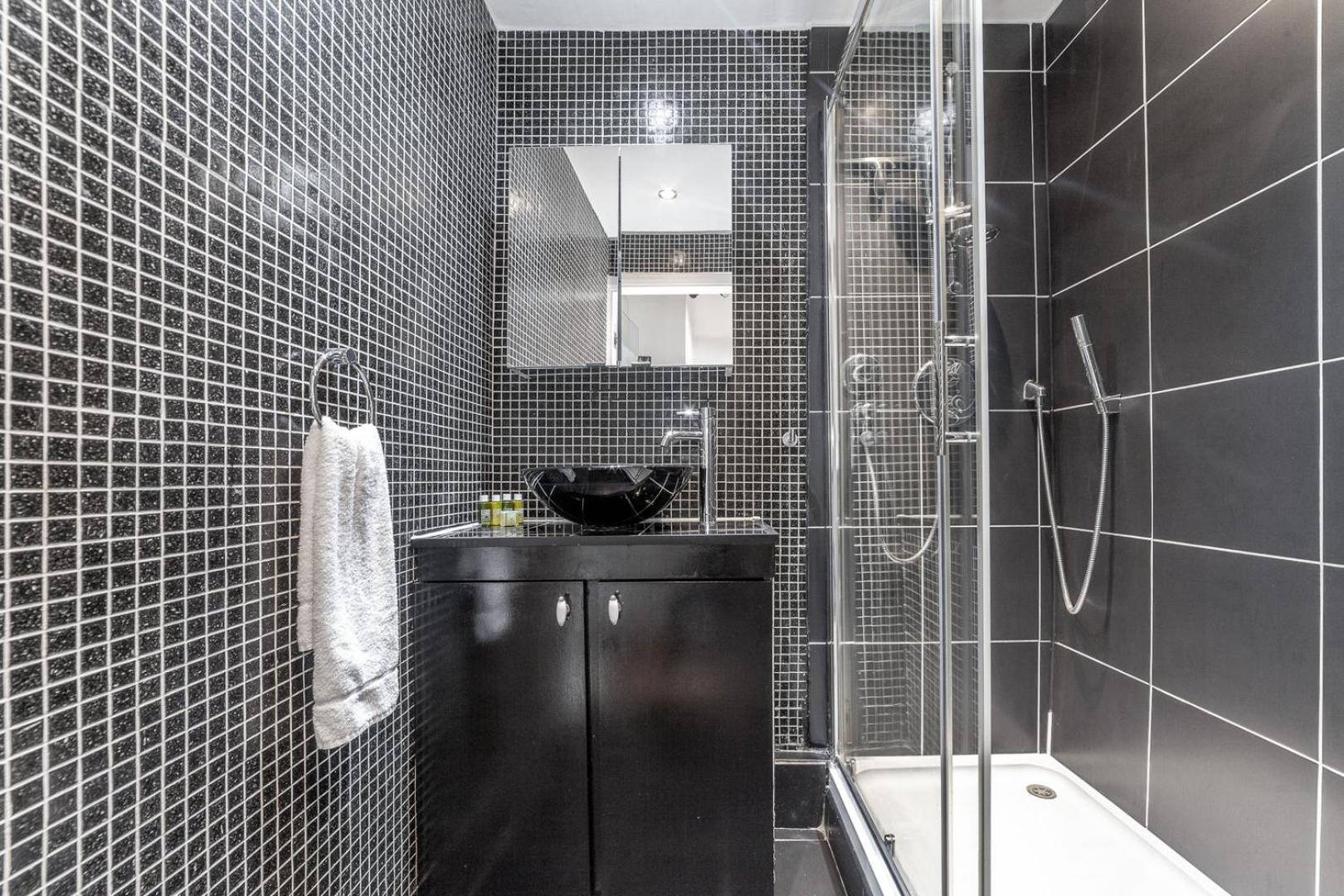 Stylish And Sleek Kensington Apartment *