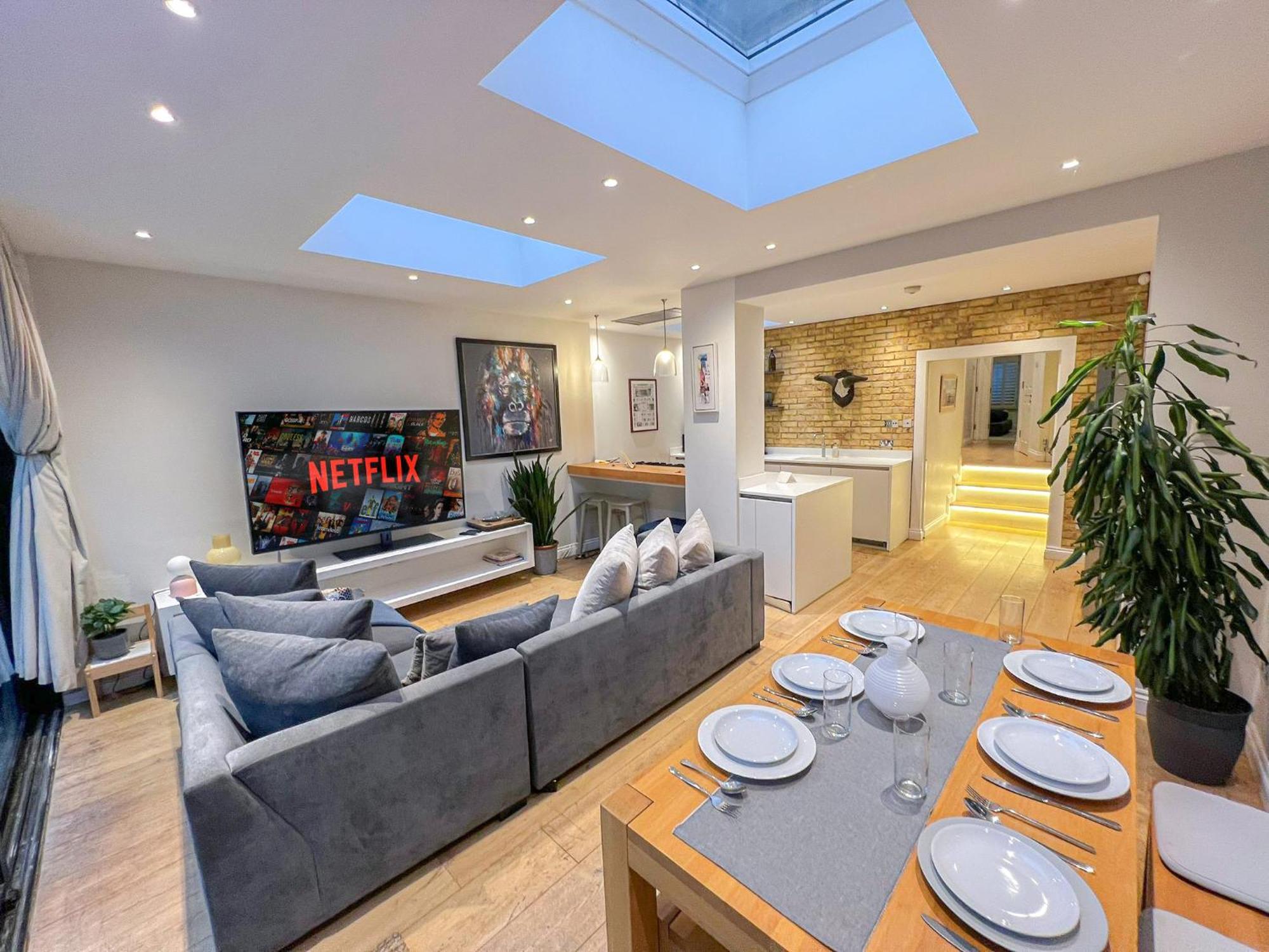 Apartment Sleek 2 Bedroom Flat With Private Patio & Firepit In Shepherds Bush, Near Hammersmith