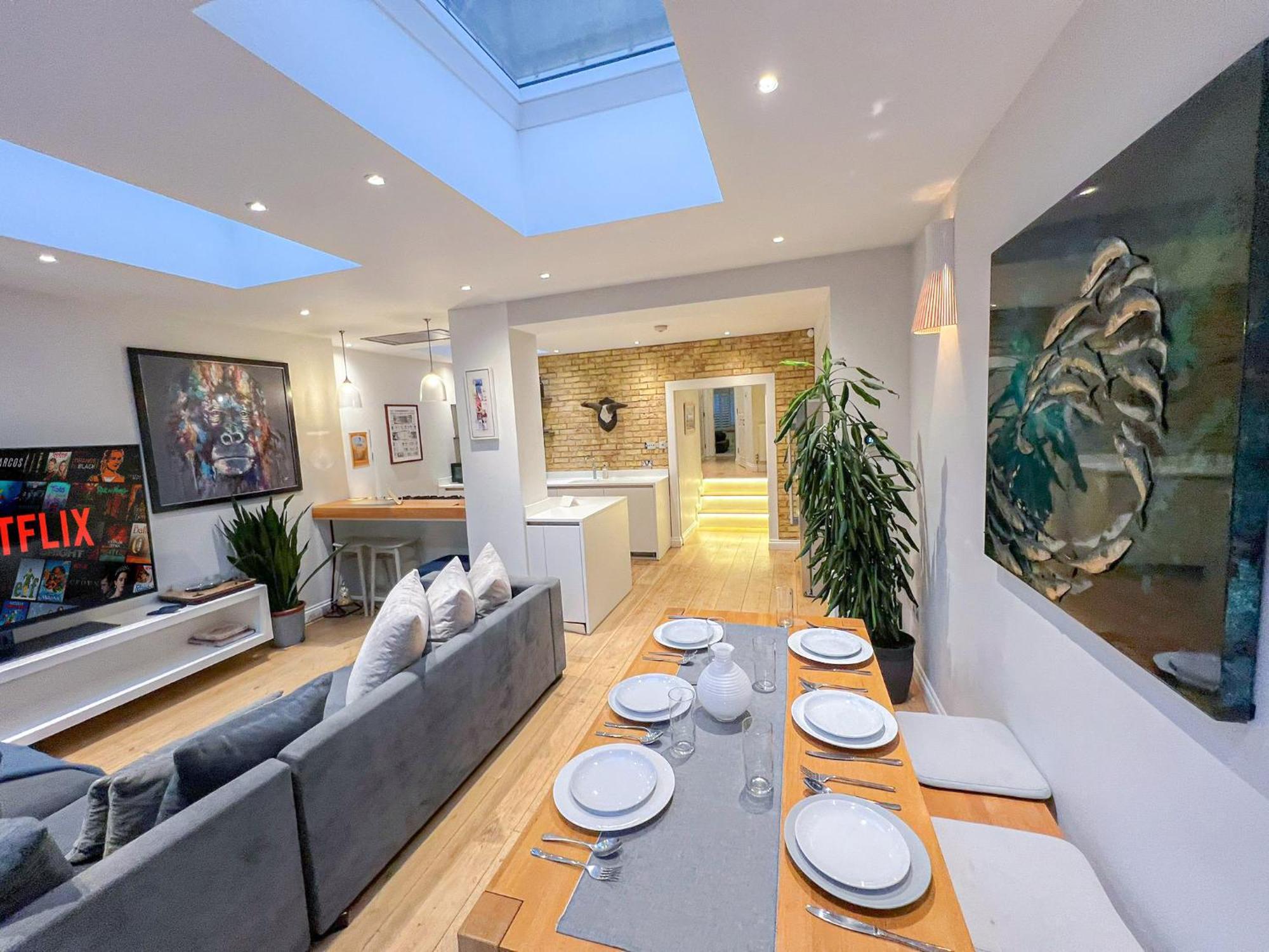 Apartment Sleek 2 Bedroom Flat With Private Patio & Firepit In Shepherds Bush, Near Hammersmith *