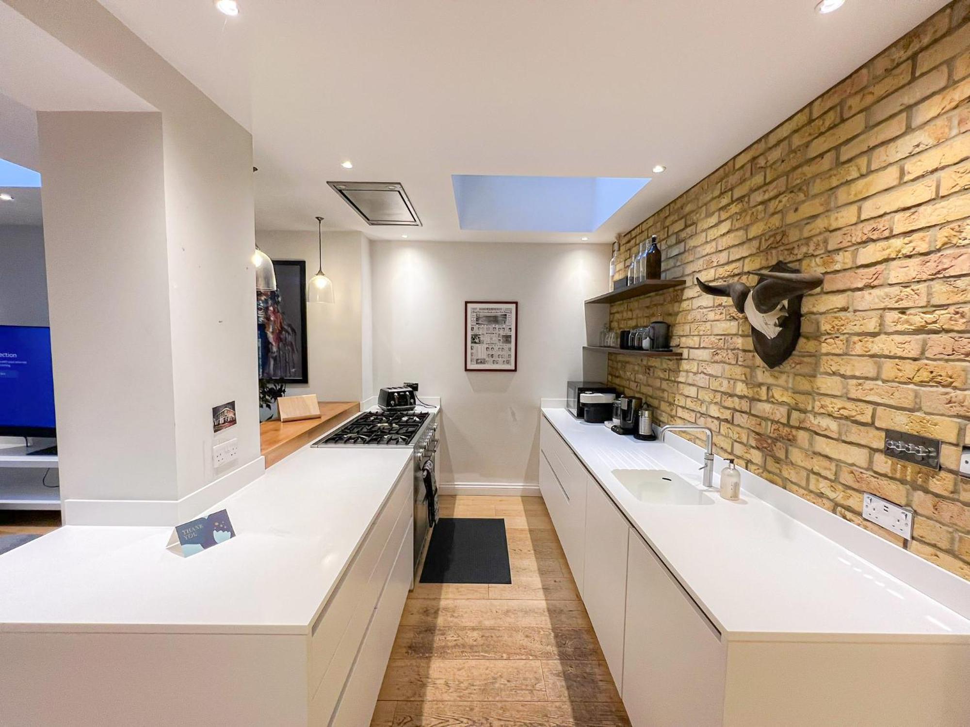 Sleek 2 Bedroom Flat With Private Patio & Firepit In Shepherds Bush, Near Hammersmith Apartment