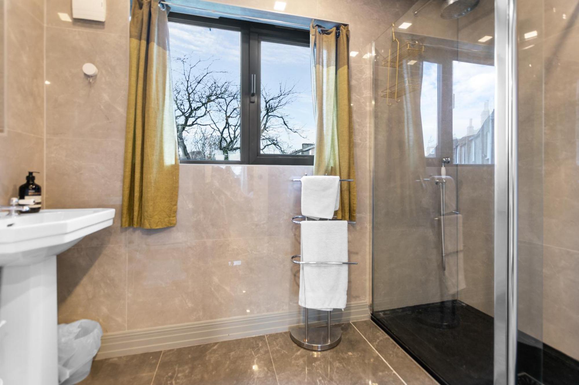 4bedroom, 3bath Retreat With Extra Toilet & Private Garden Oasis Leilighet