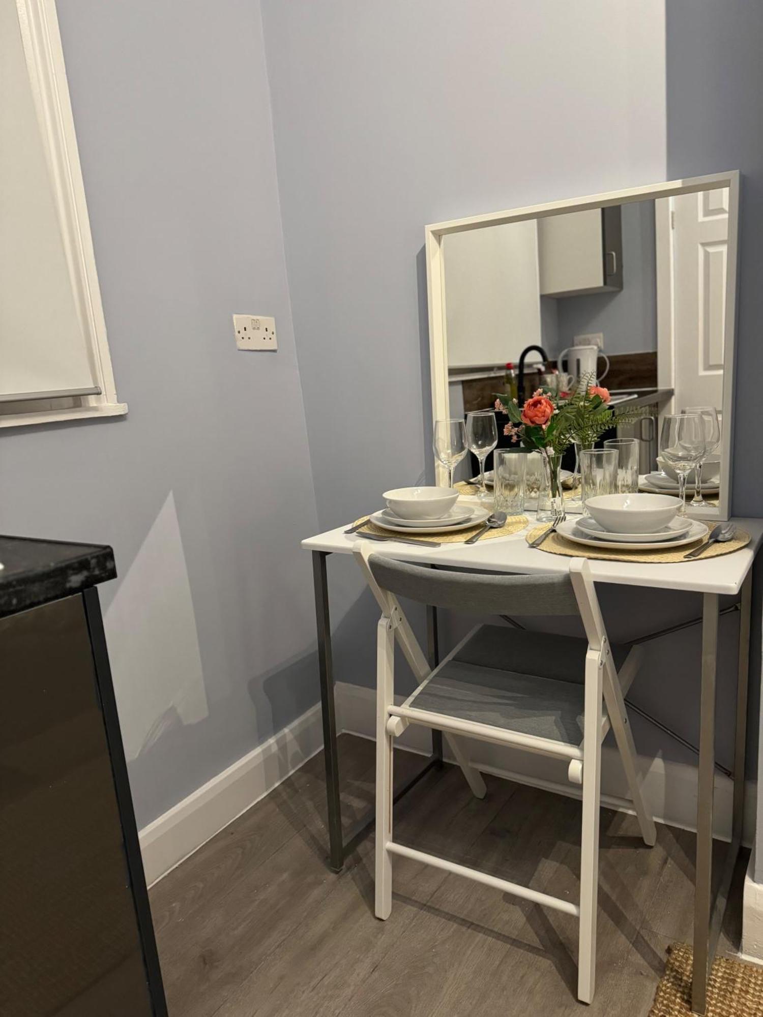 Apartment Chic With Modern Amenities *