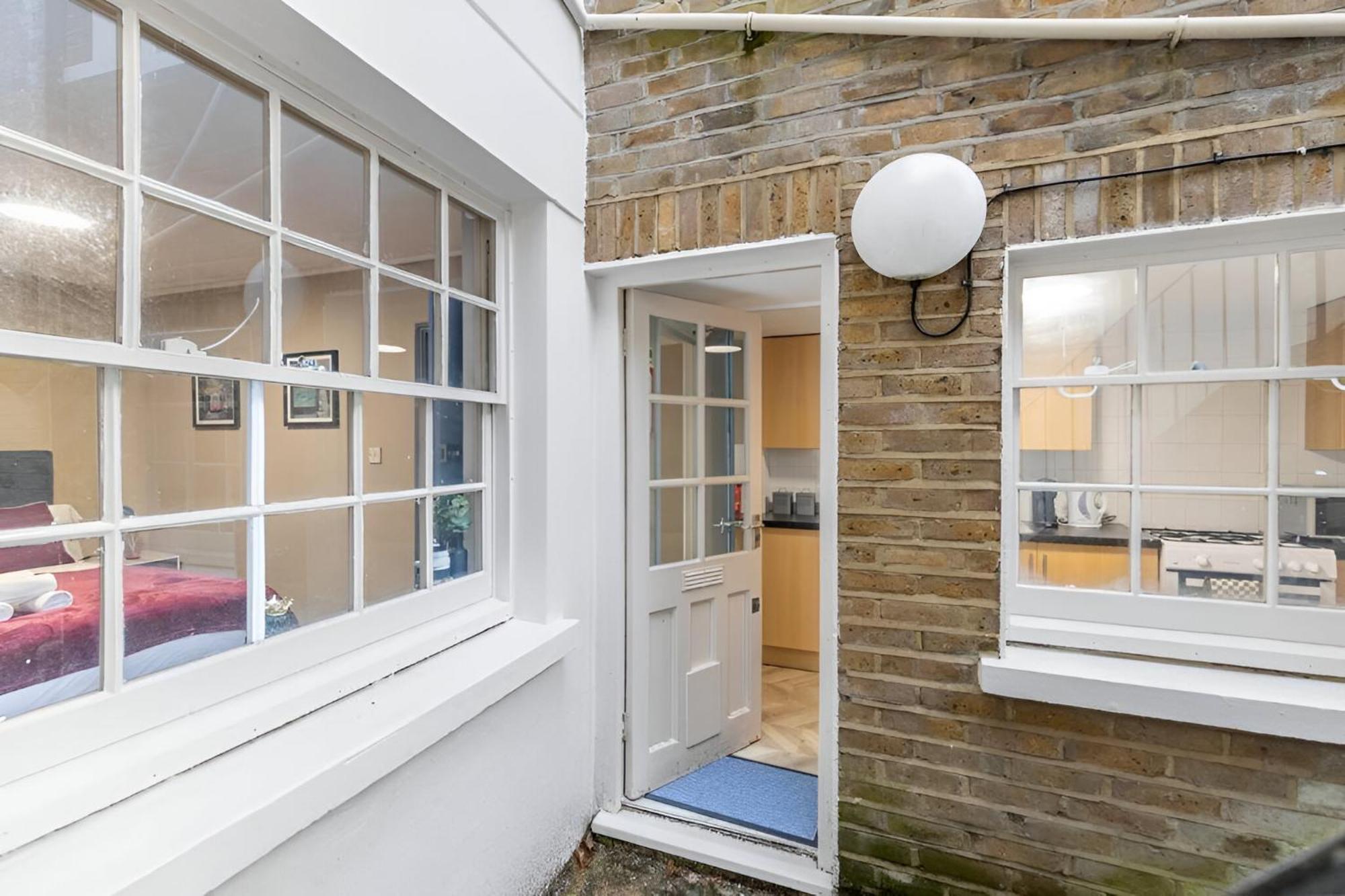Bold & Vibrant 1-bedroom Escape In Prime Location! London