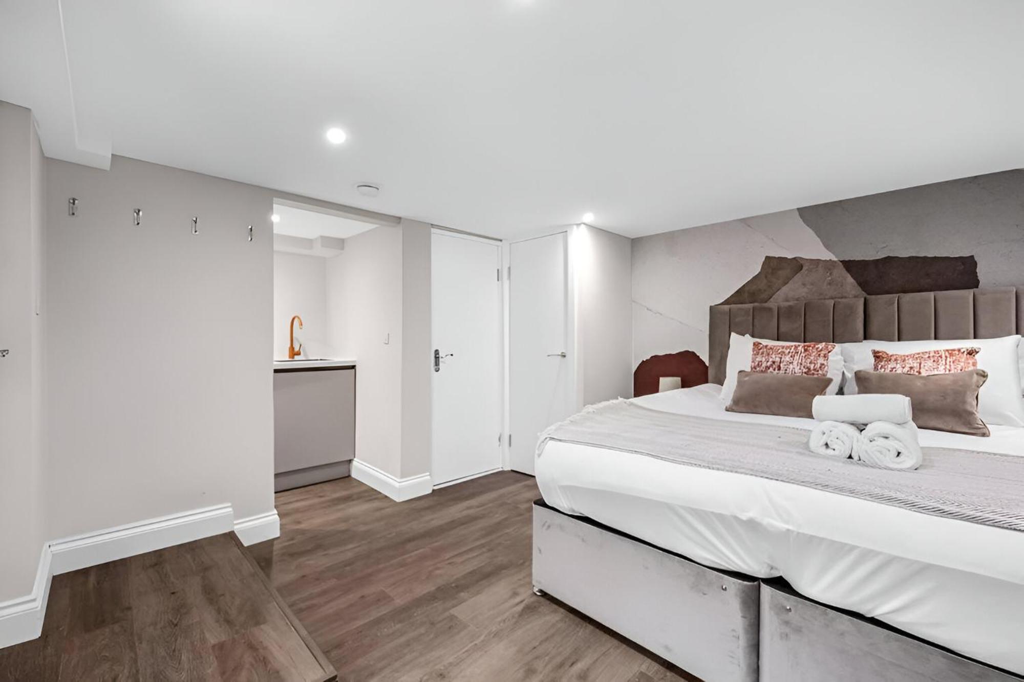 Cozy Perfect Blend Of Style & Convenience London