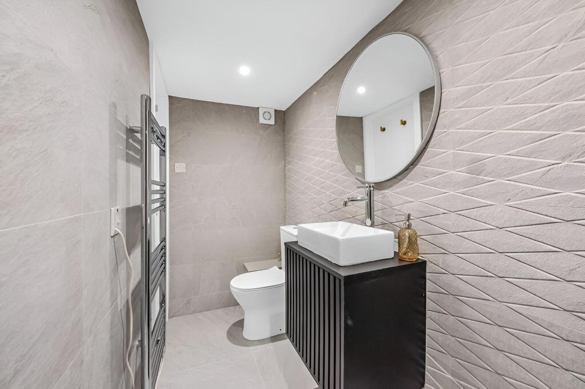 Cozy Perfect Blend Of Style & Convenience Apartment