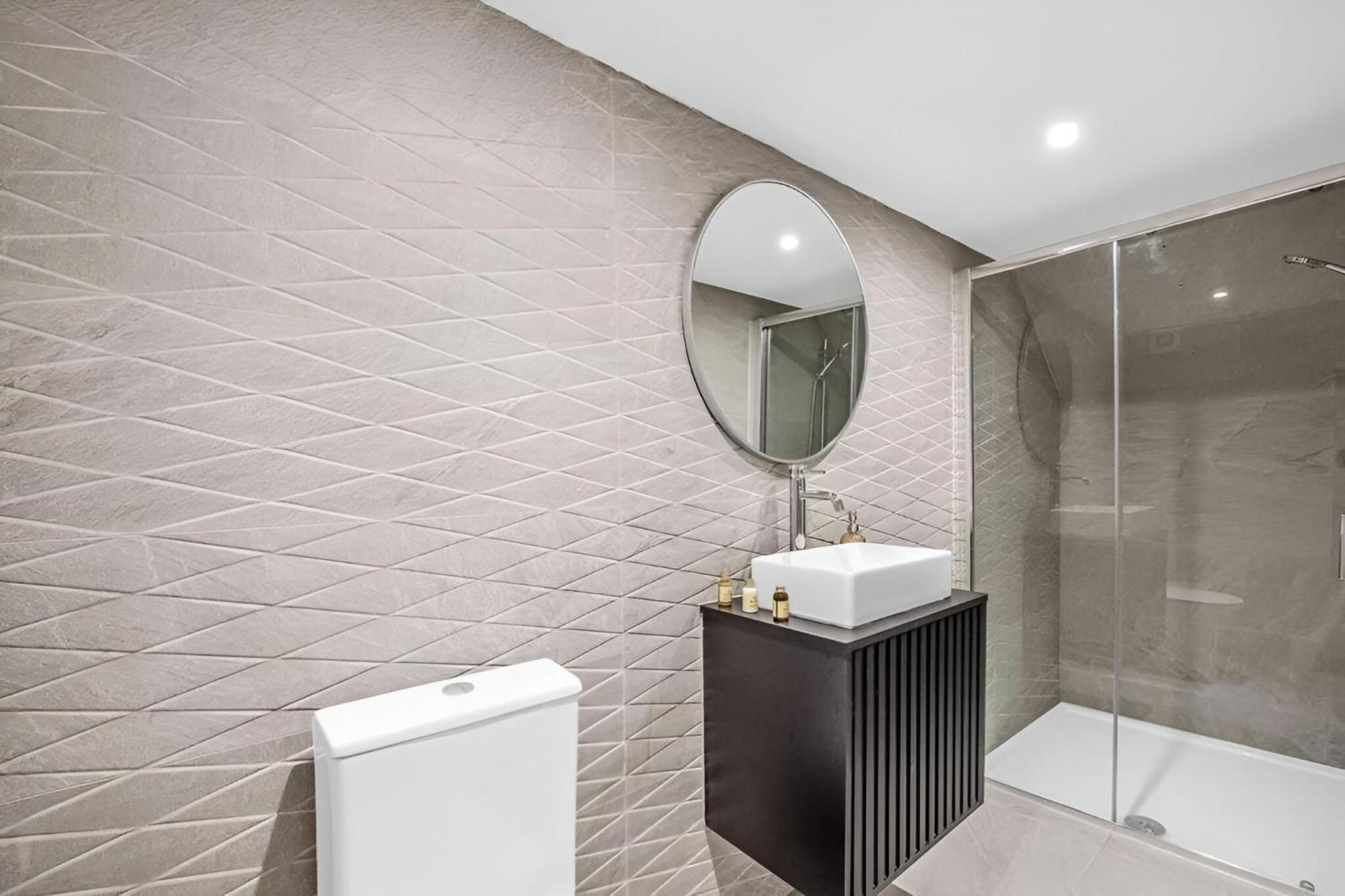 Cozy Perfect Blend Of Style & Convenience London