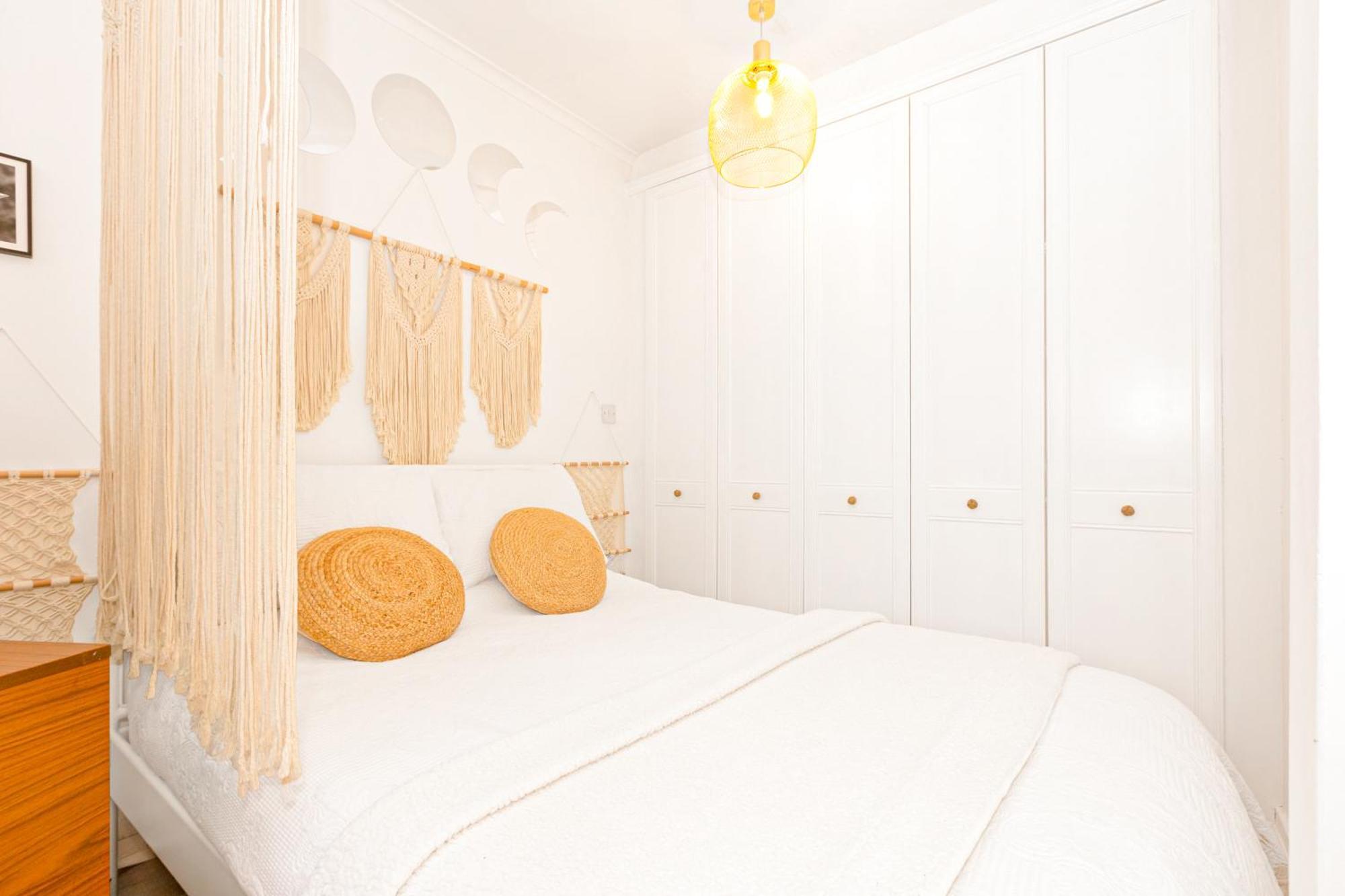 Charming With Balcony In Putney, 5 Min Tube *
