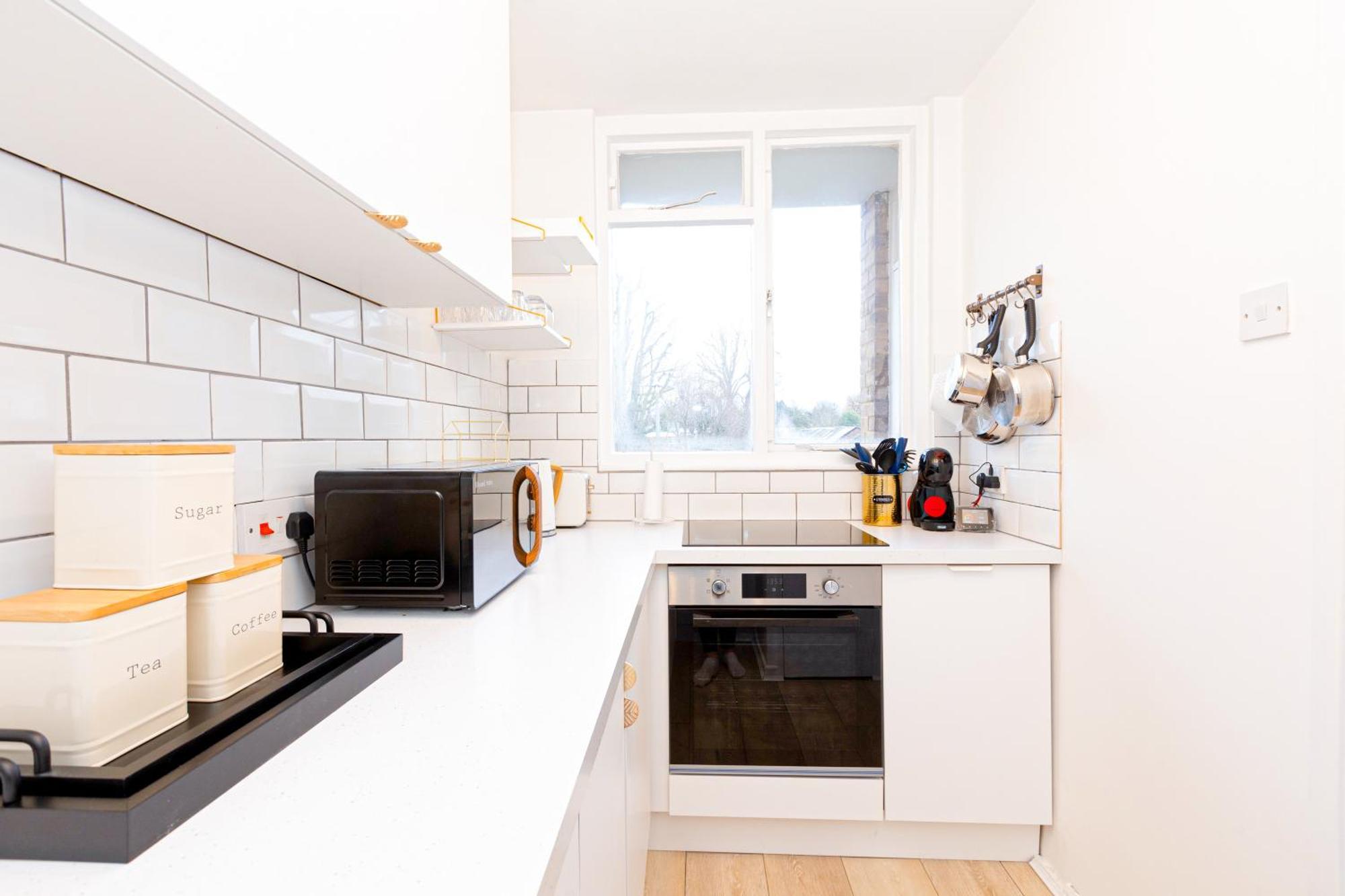 Charming With Balcony In Putney, 5 Min Tube Apartment