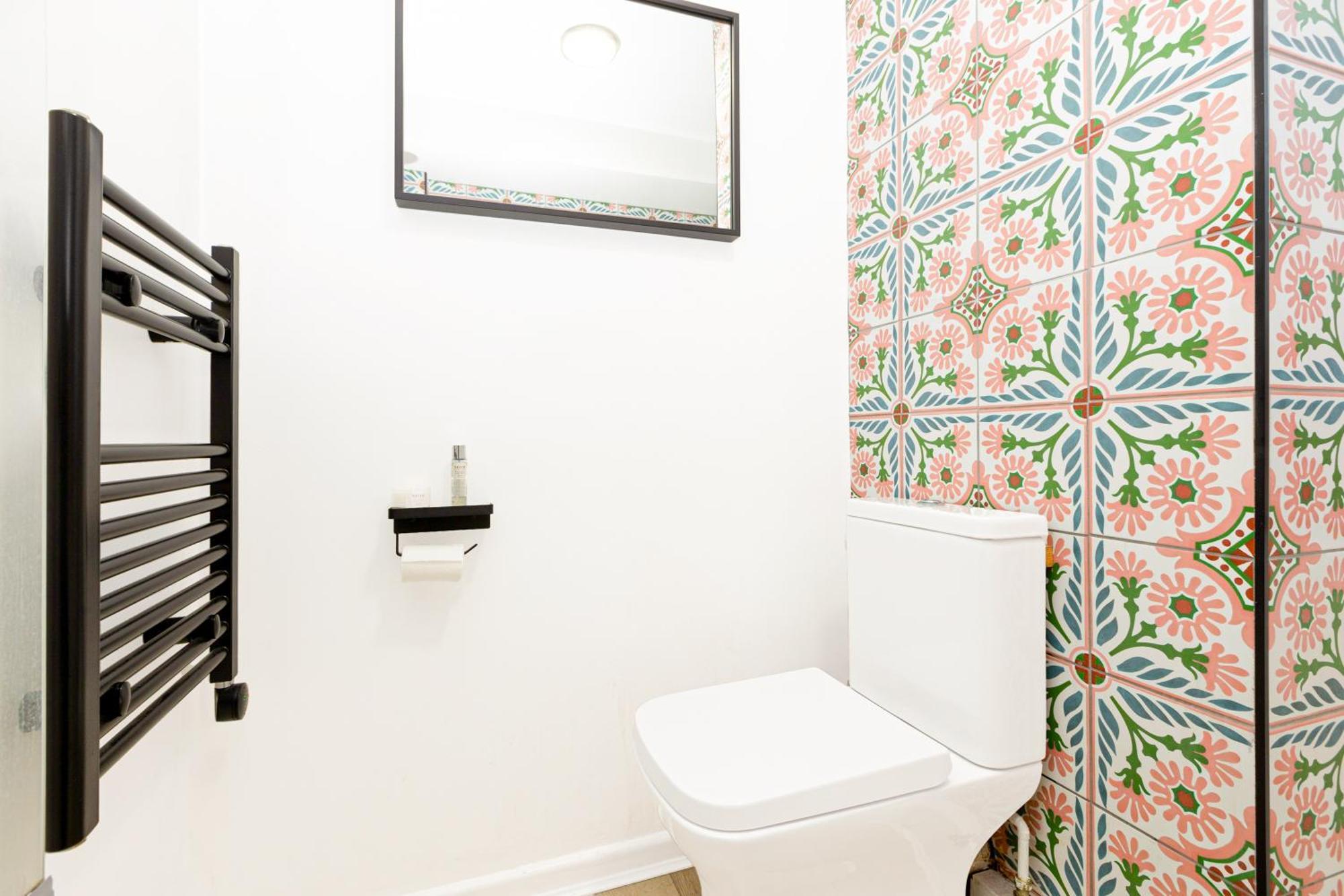Charming With Balcony In Putney, 5 Min Tube *
