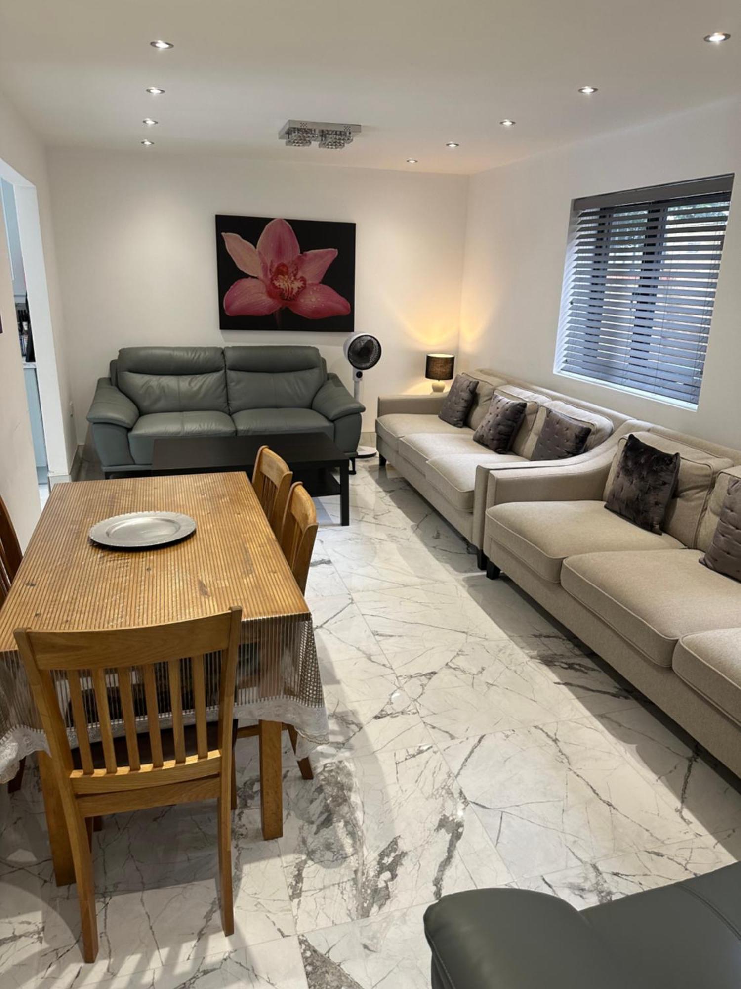 Modern House E15 Stratford - Sleeps 2 - 9, Fast Links To London, Near O2, Greenwich & Olympic Park, Child-friendly Garden, Free Parking *