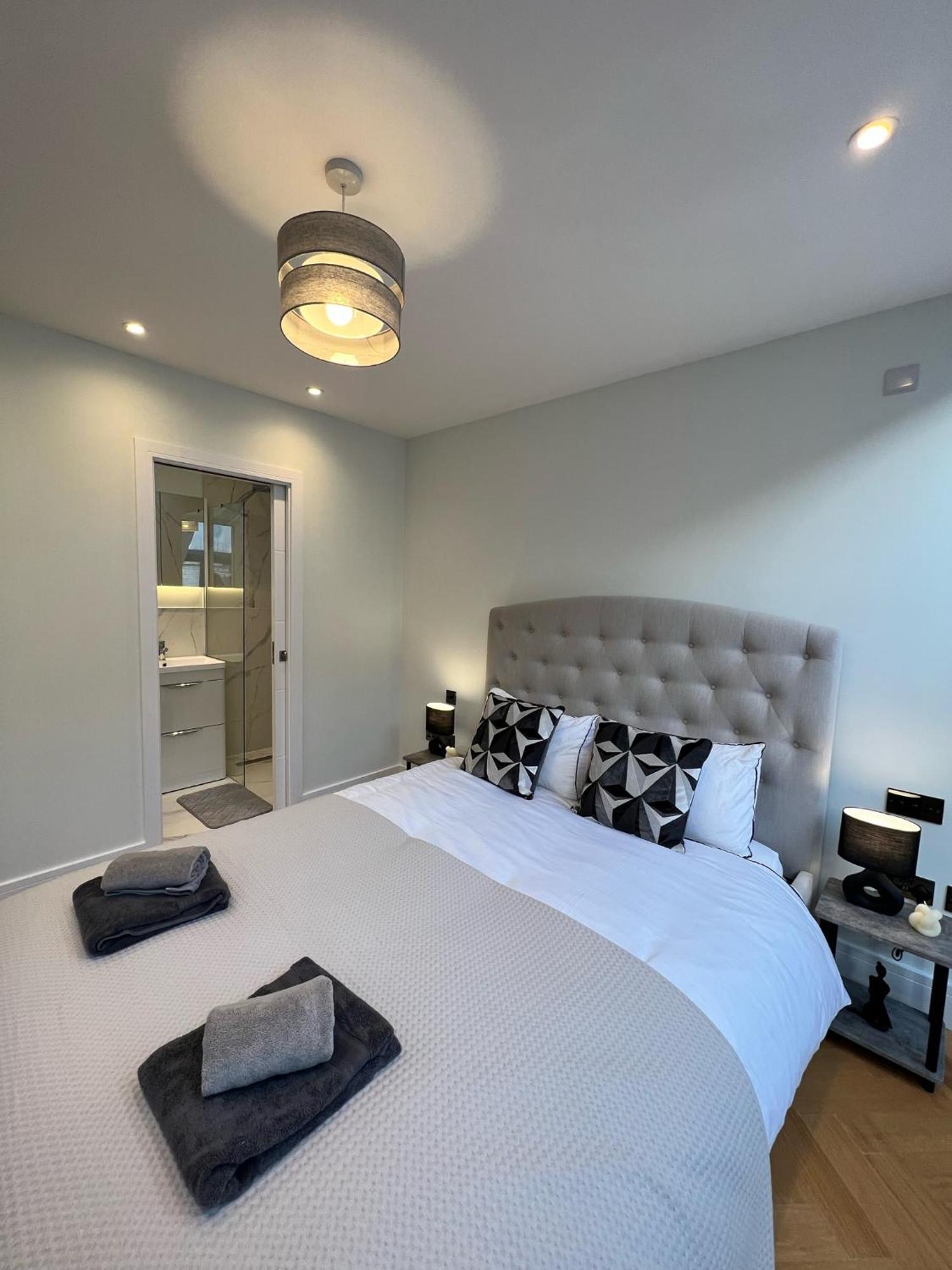 Two Bedroom Luxury Apartment *