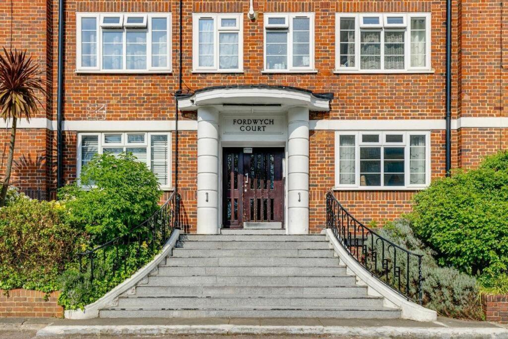 Stylish 1 Bedroom Flat Close To Fabulous Transport Links Apartment London