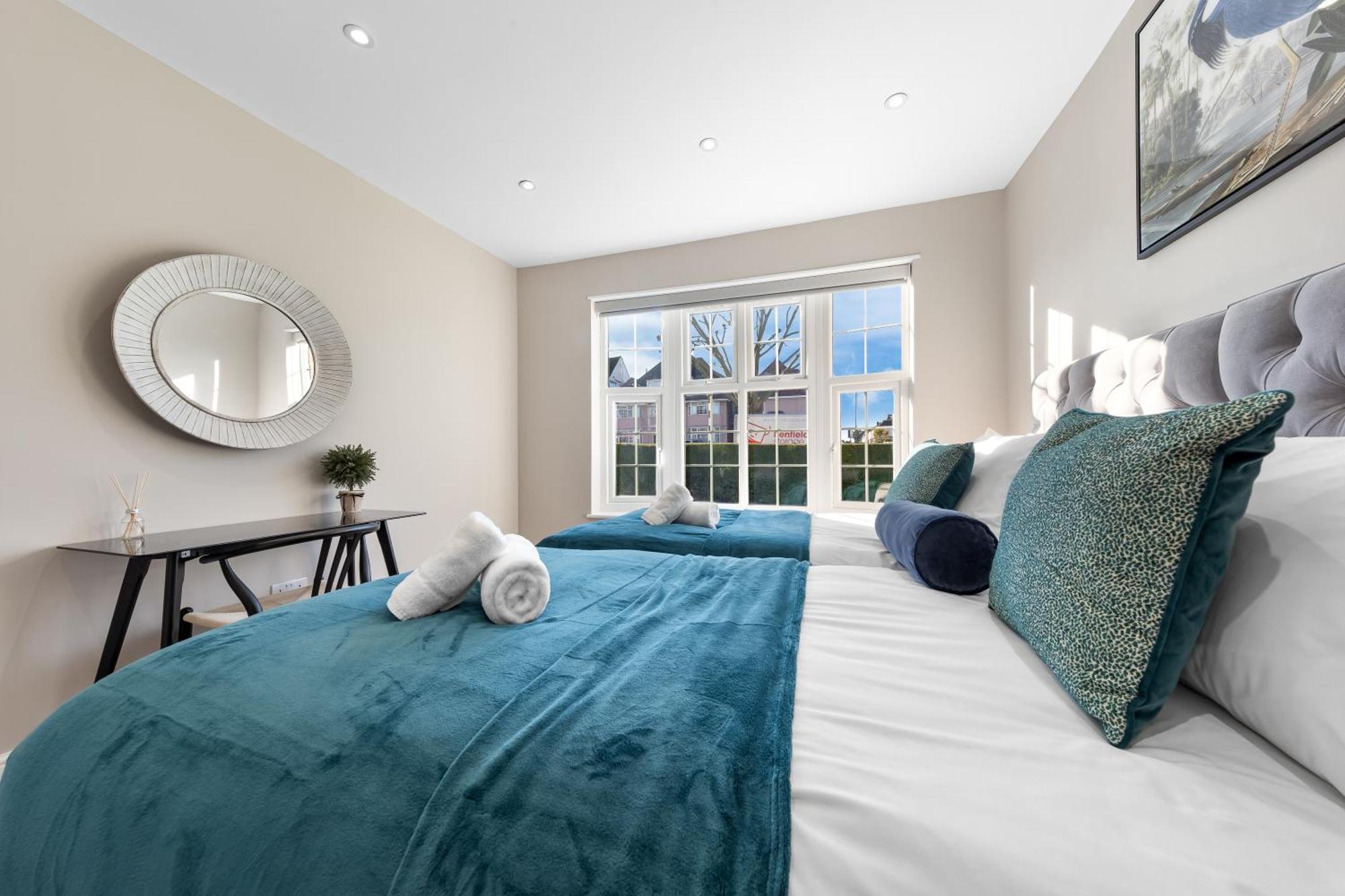 Luxury At Golders - Unico Residences Apartment