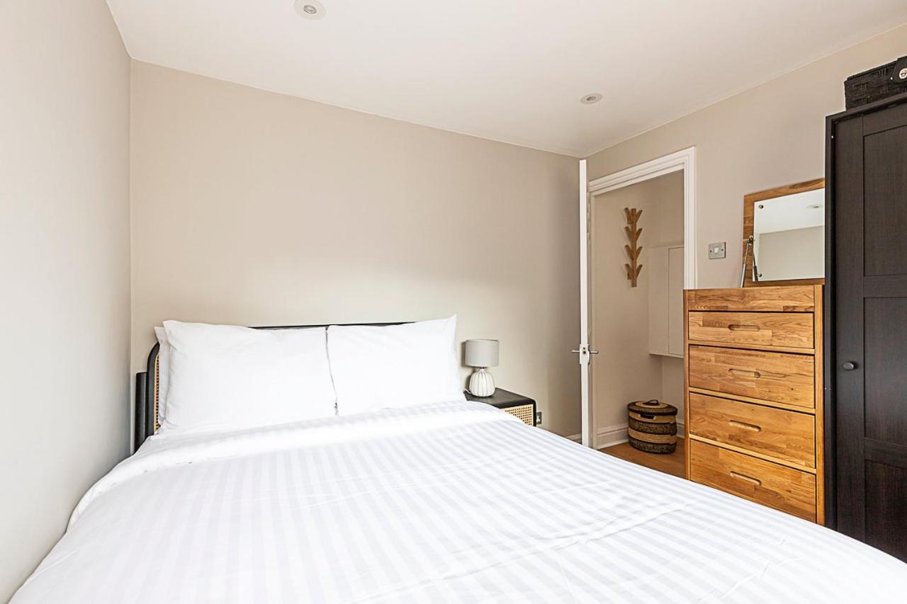 Modern Top-floor Victorian Charm In Kensington London