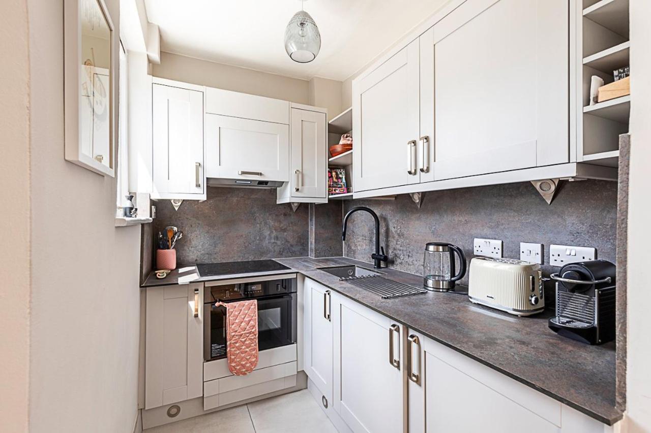Modern Top-floor Victorian Charm In Kensington