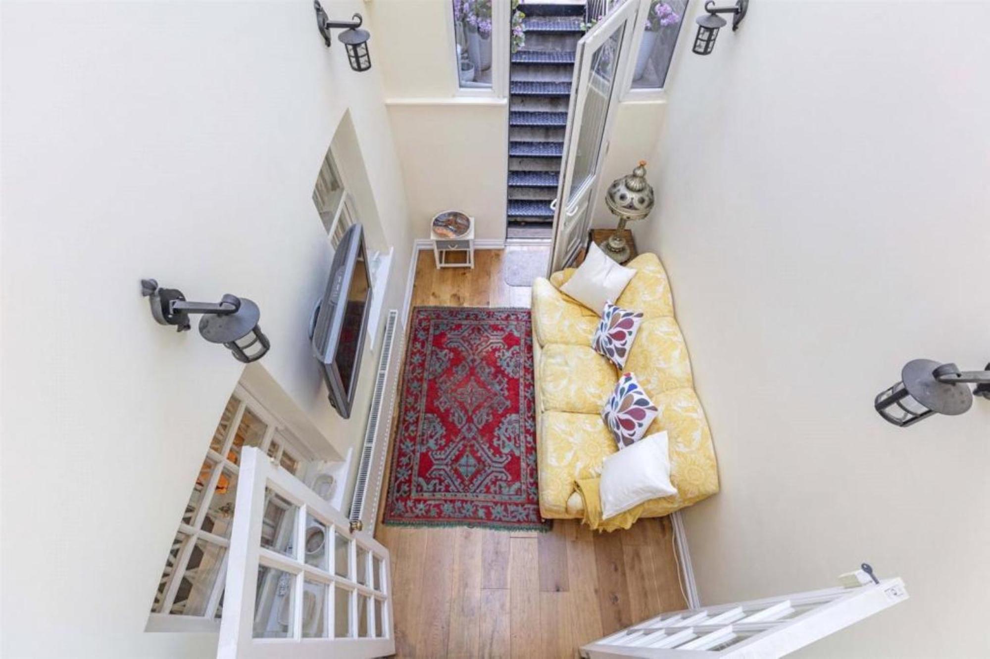 Apartment Collins London