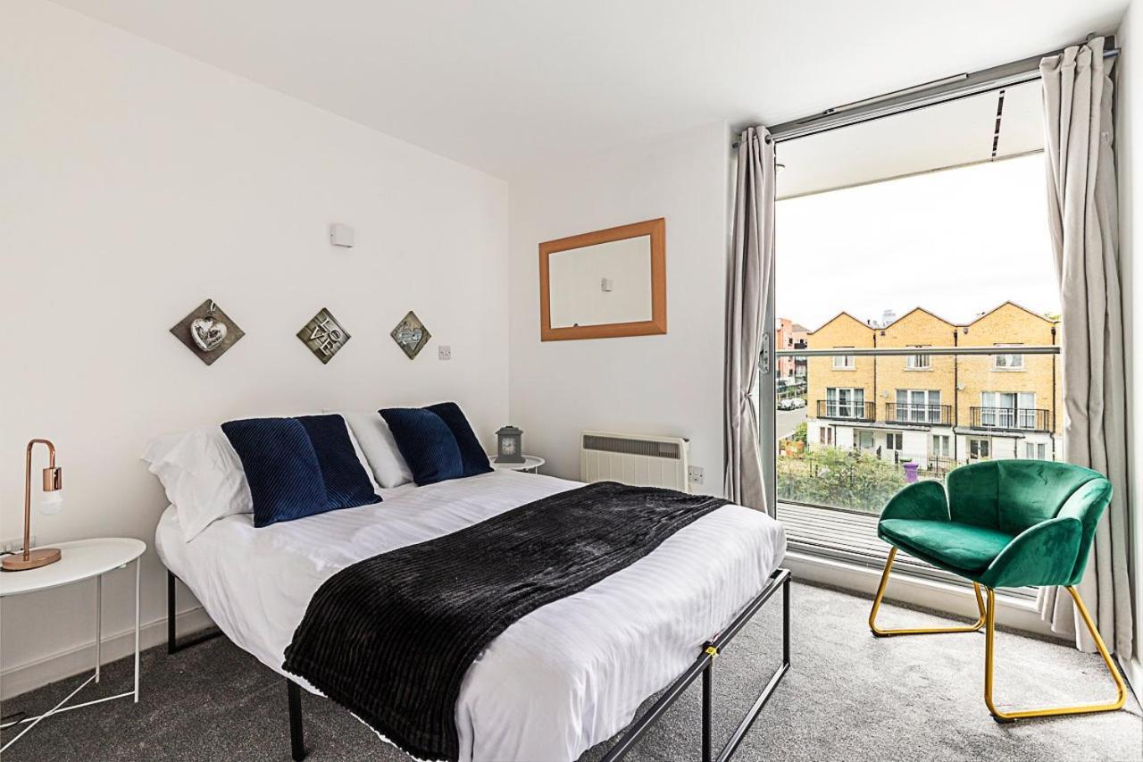 Airy 2-bedroom Flat With Balcony Apartment London