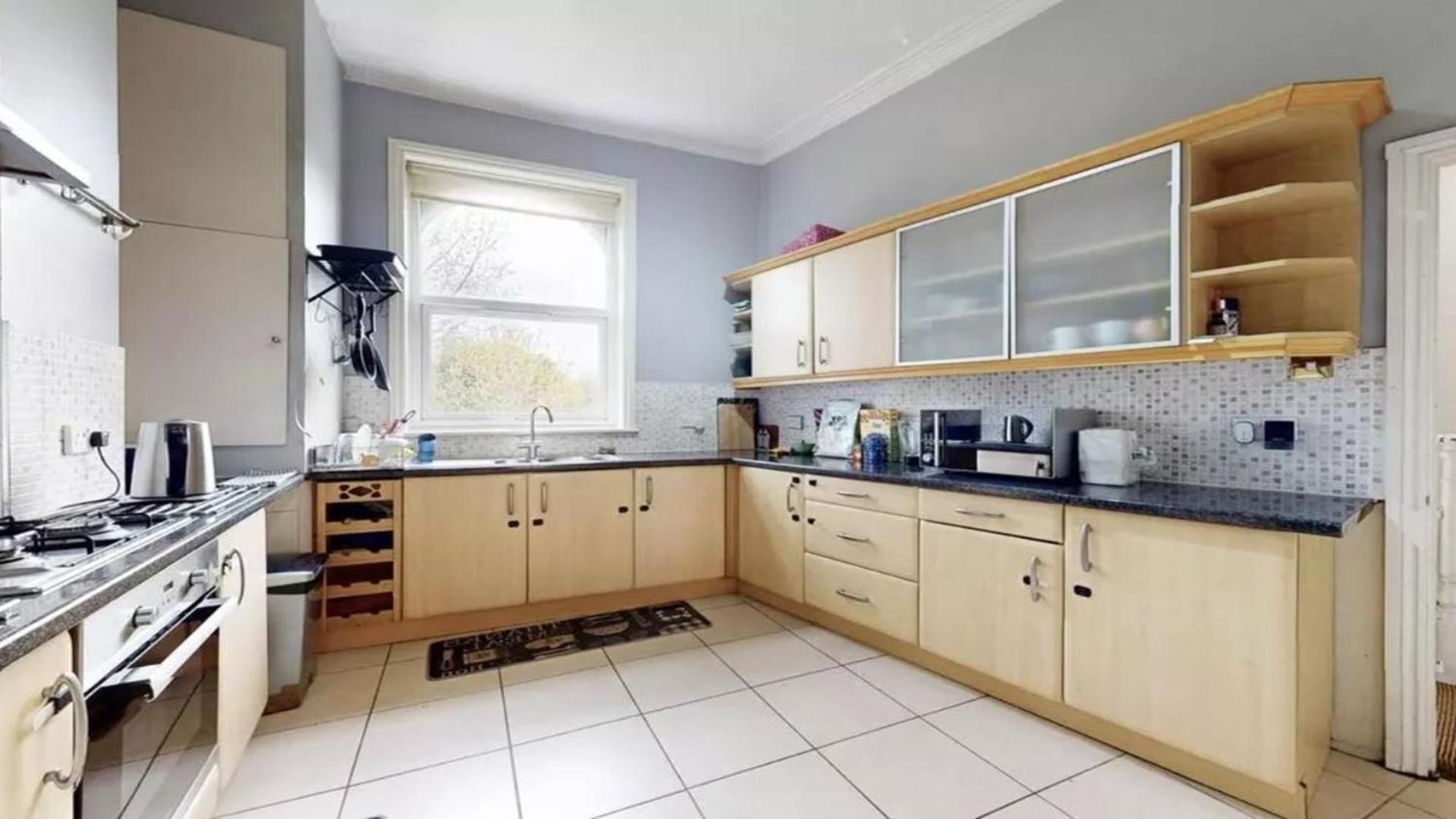 Bright 4 Bed Living London