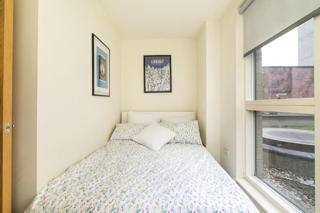 Urban Chic: Modern Flat East Next To Canal Apartment