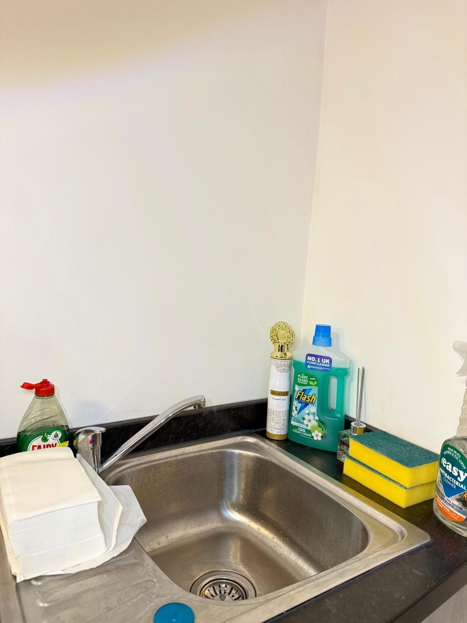 Luxury - Near Heathrow Airport - Free Parking Apartment *