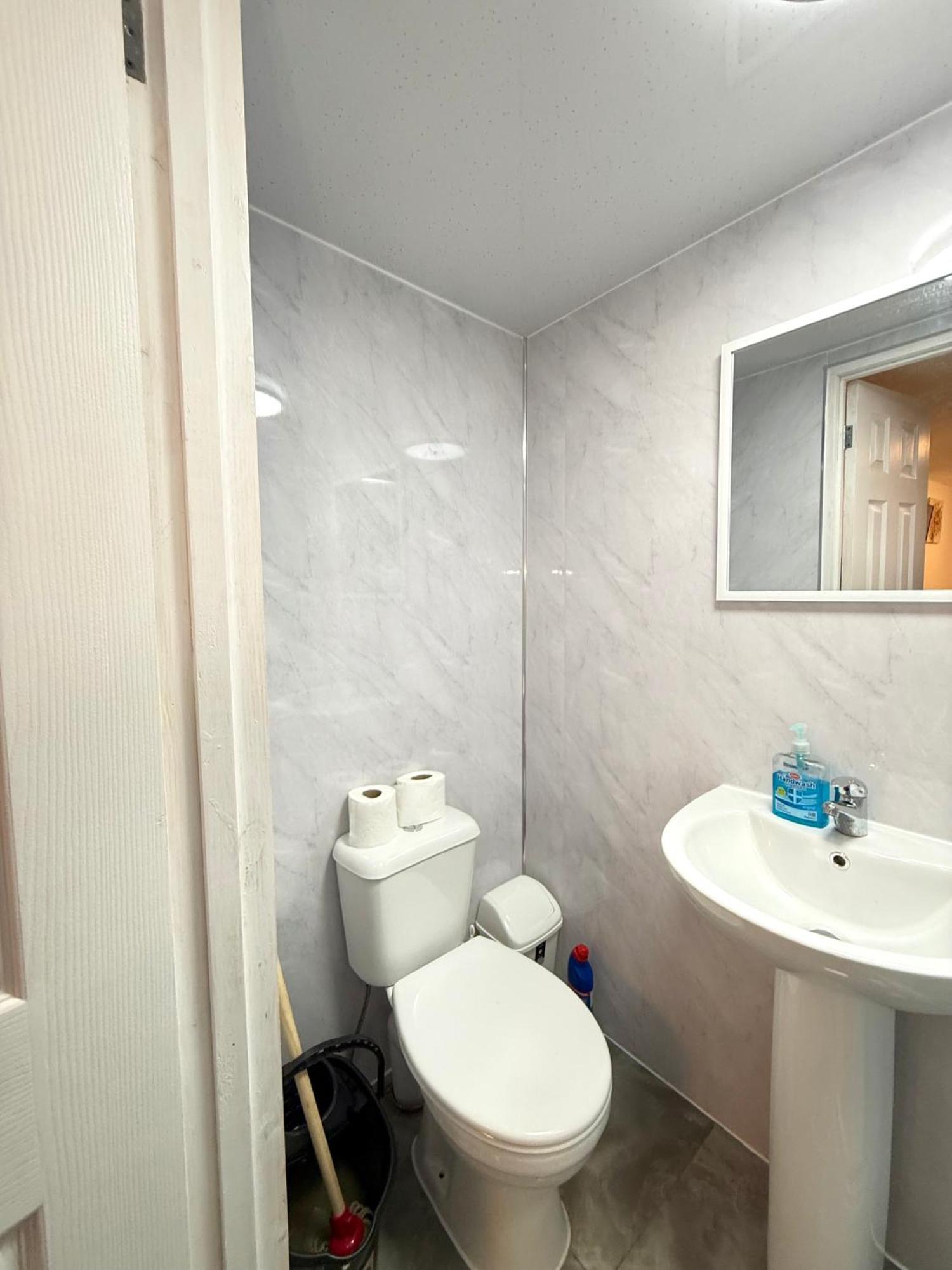 Luxury - Near Heathrow Airport - Free Parking Apartment London