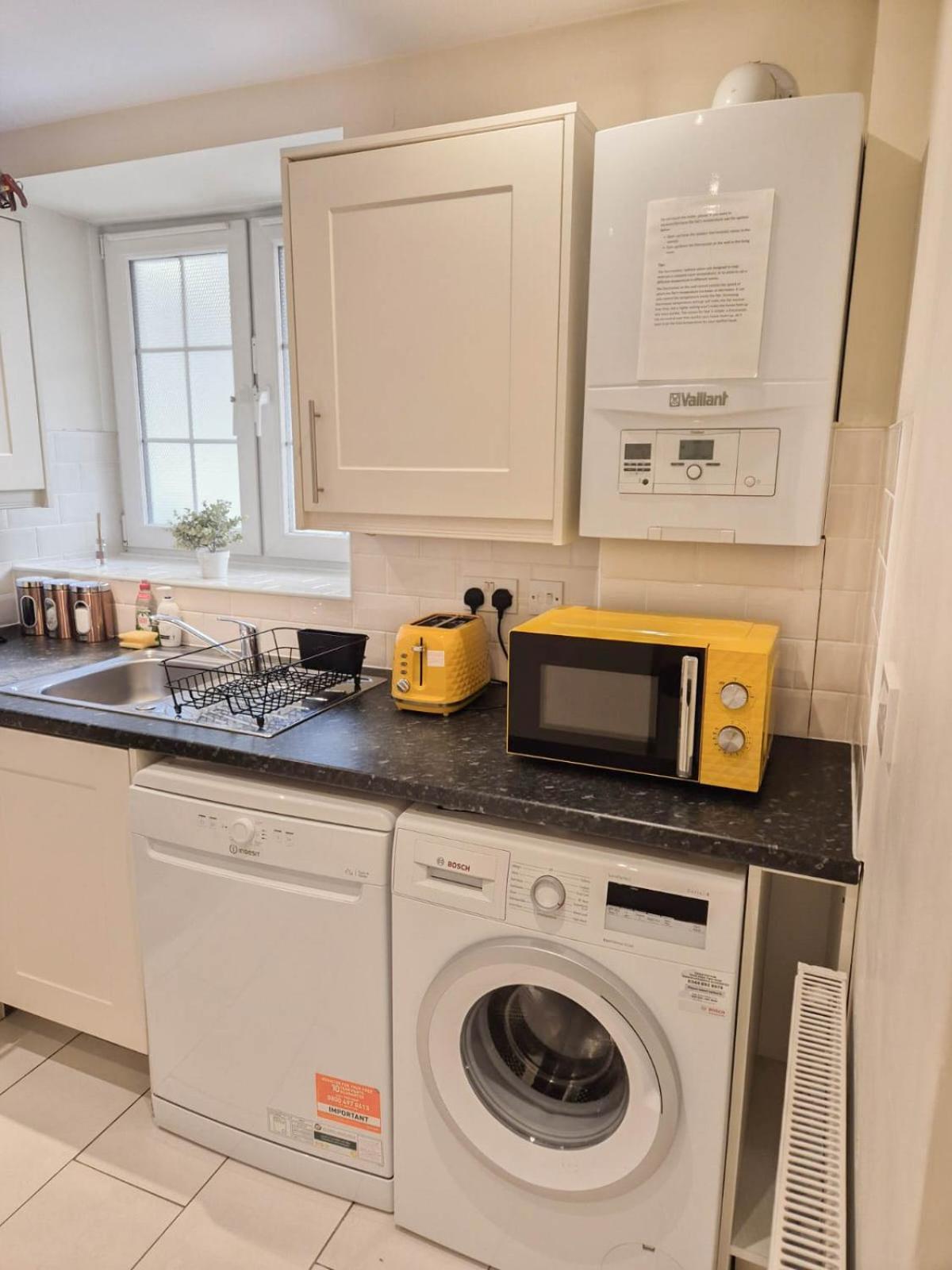 Chic 2-bedroom Flat With Free Wi-fi Few Steps From The Oval Leilighet London