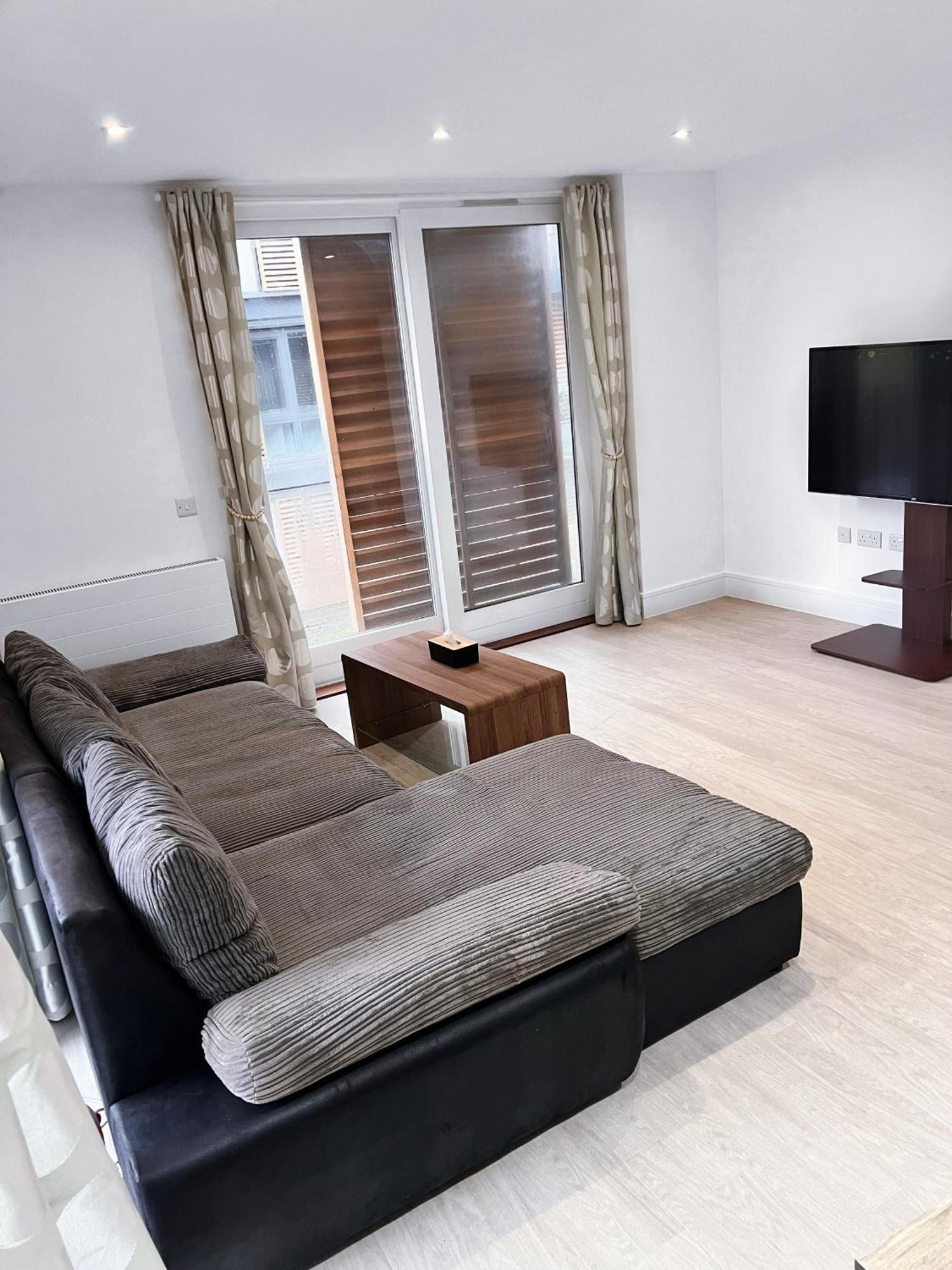 Luxury Modern 2 Bed 2 Bath Apartment *