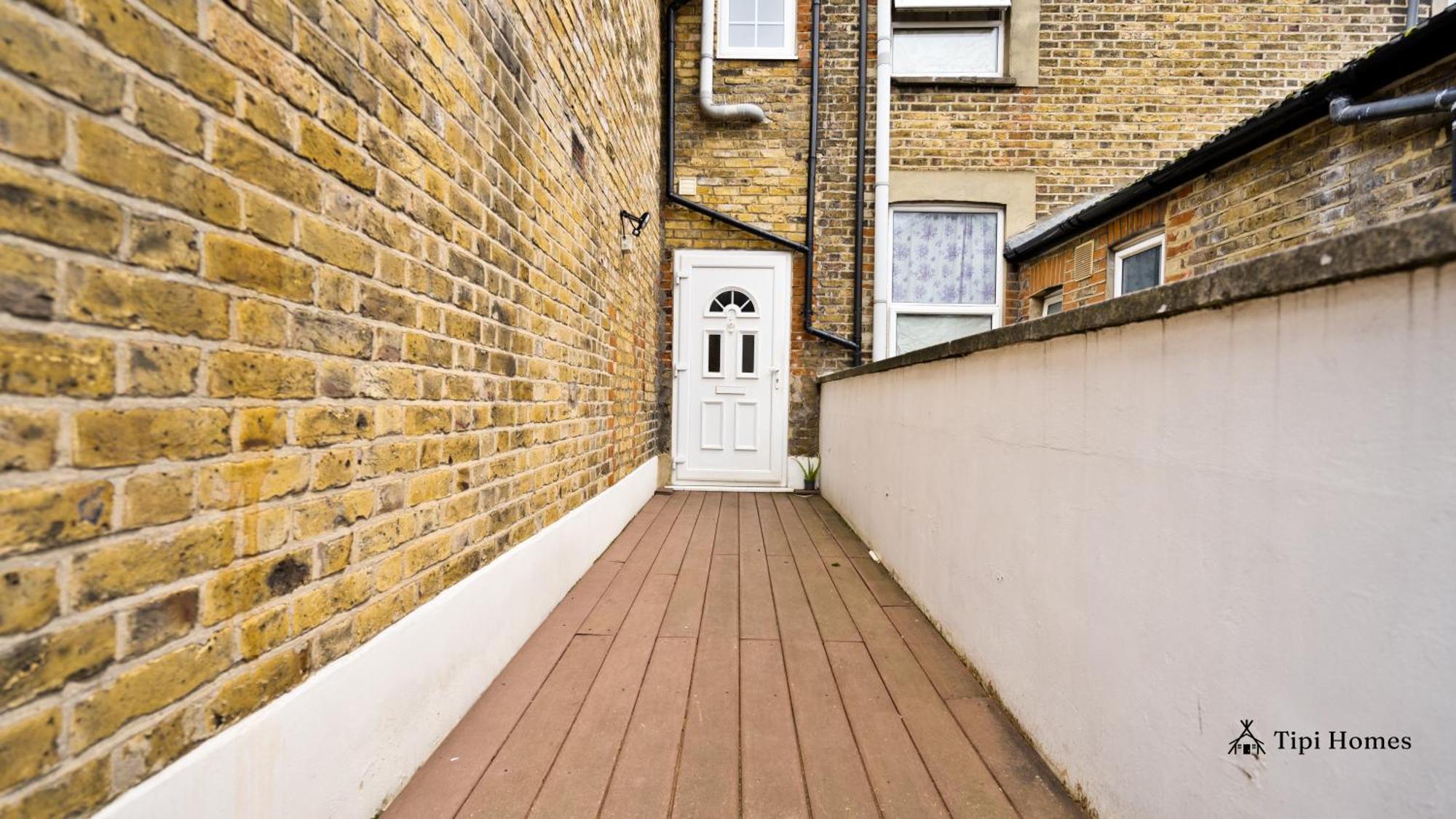2 Bedroom 2 Bath Flat In Wandsworth * London
