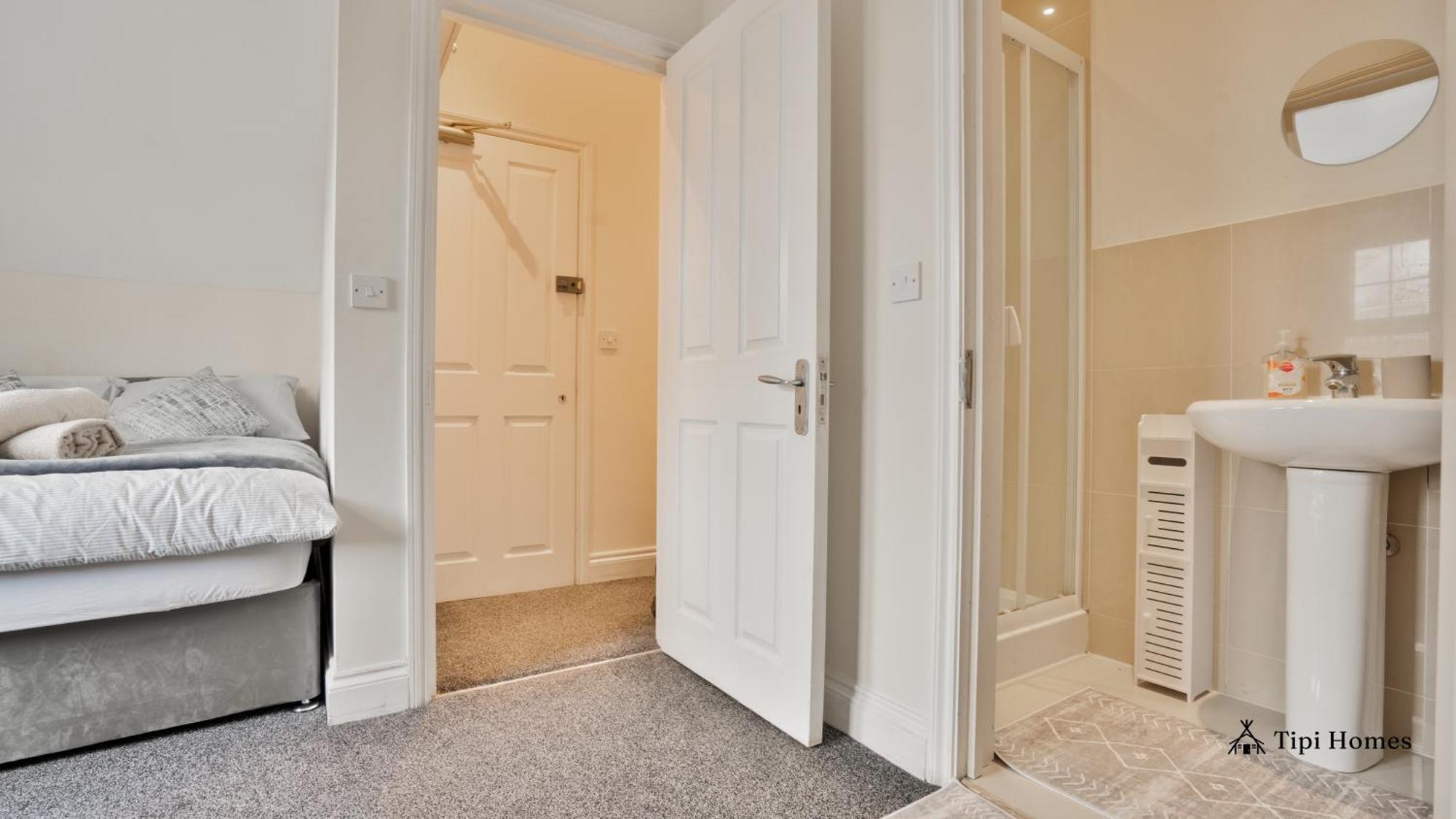 2 Bedroom 2 Bath Flat In Wandsworth * London