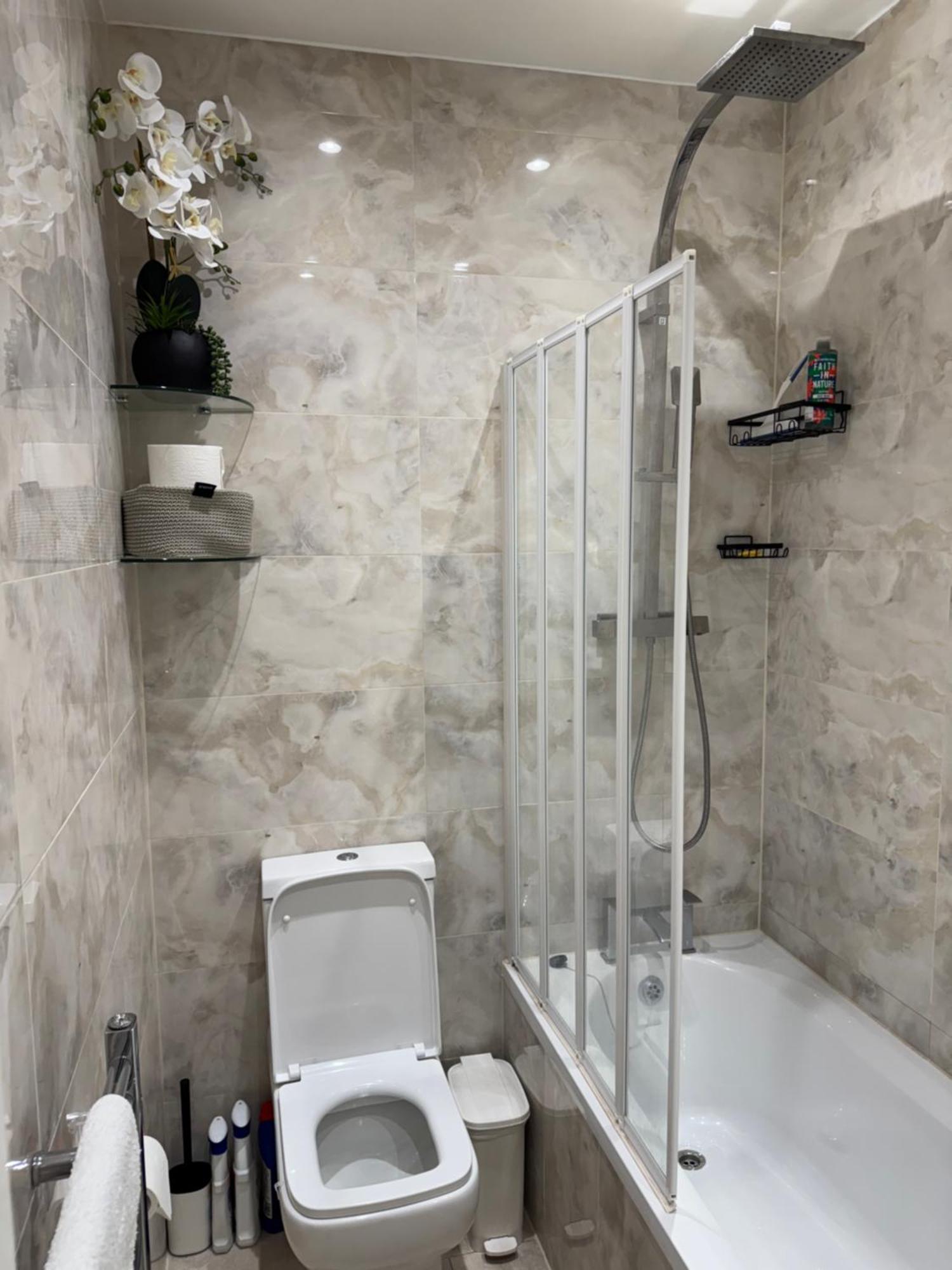 Modern 2-bed Flat Sleeps Up To 5 Appartement *