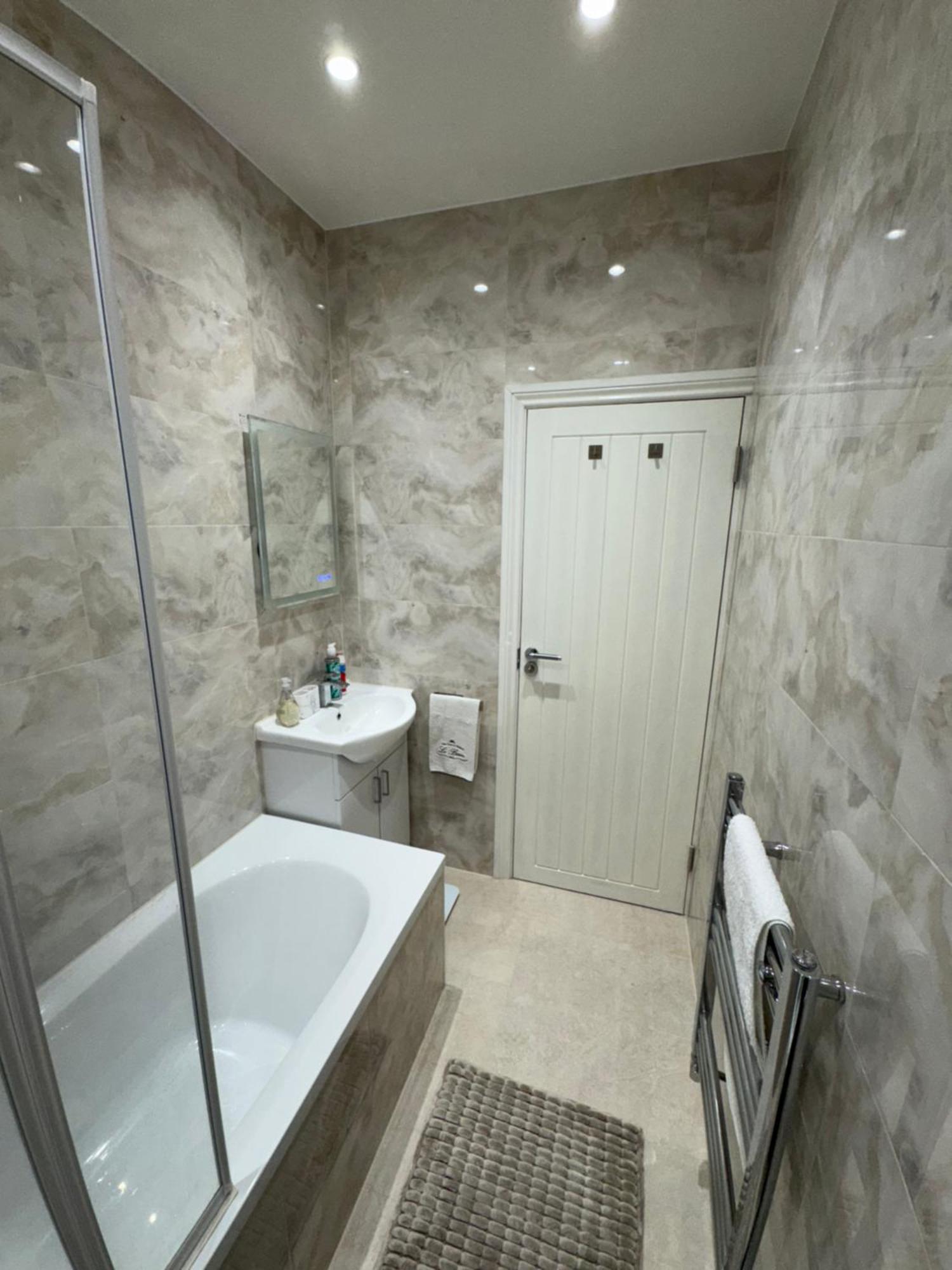 Appartement Modern 2-bed Flat Sleeps Up To 5 *
