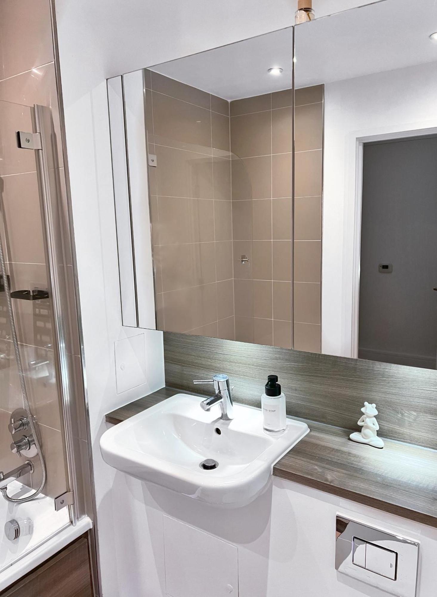 Apartment Luxury Modern 2 Bed 2 Bath *