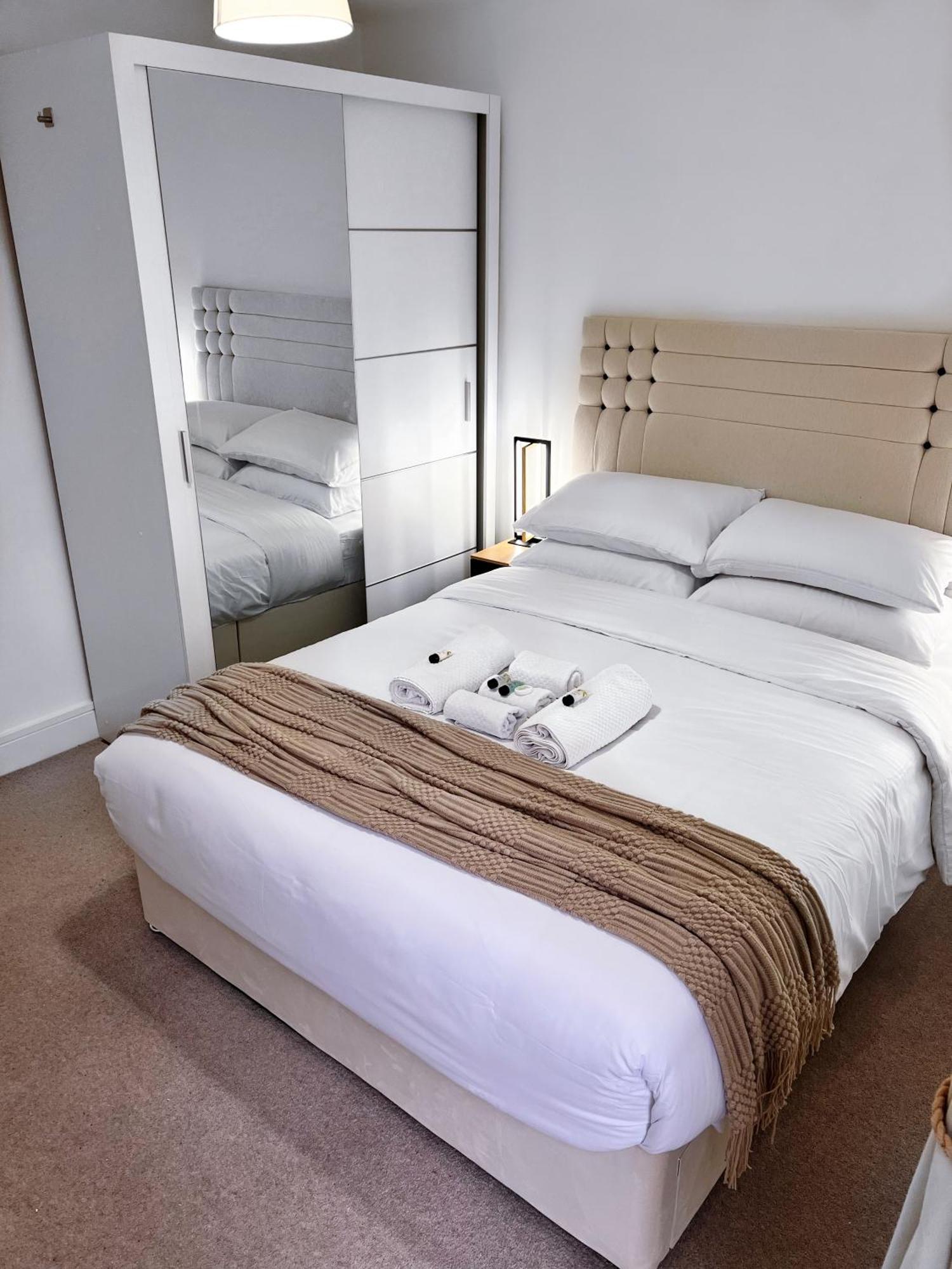 Apartment Luxury Modern 2 Bed 2 Bath London
