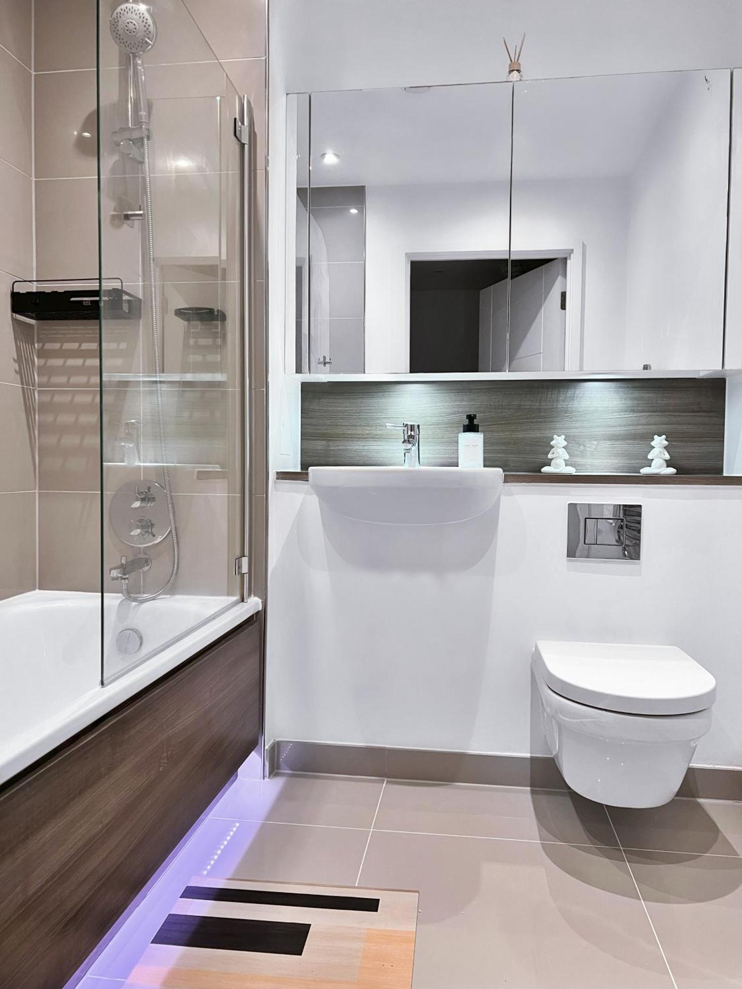 Apartment Luxury Modern 2 Bed 2 Bath *