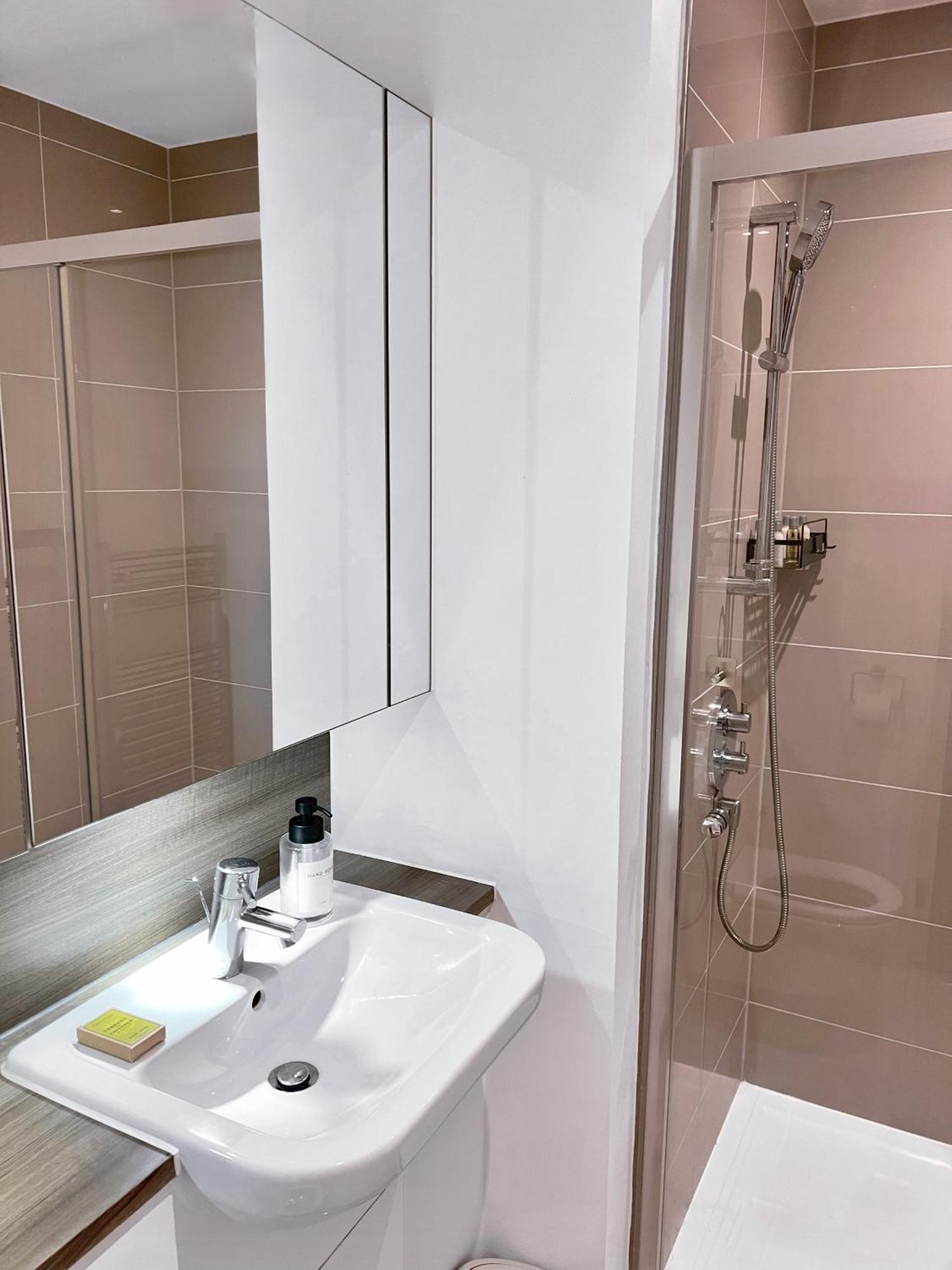 Apartment Luxury Modern 2 Bed 2 Bath London