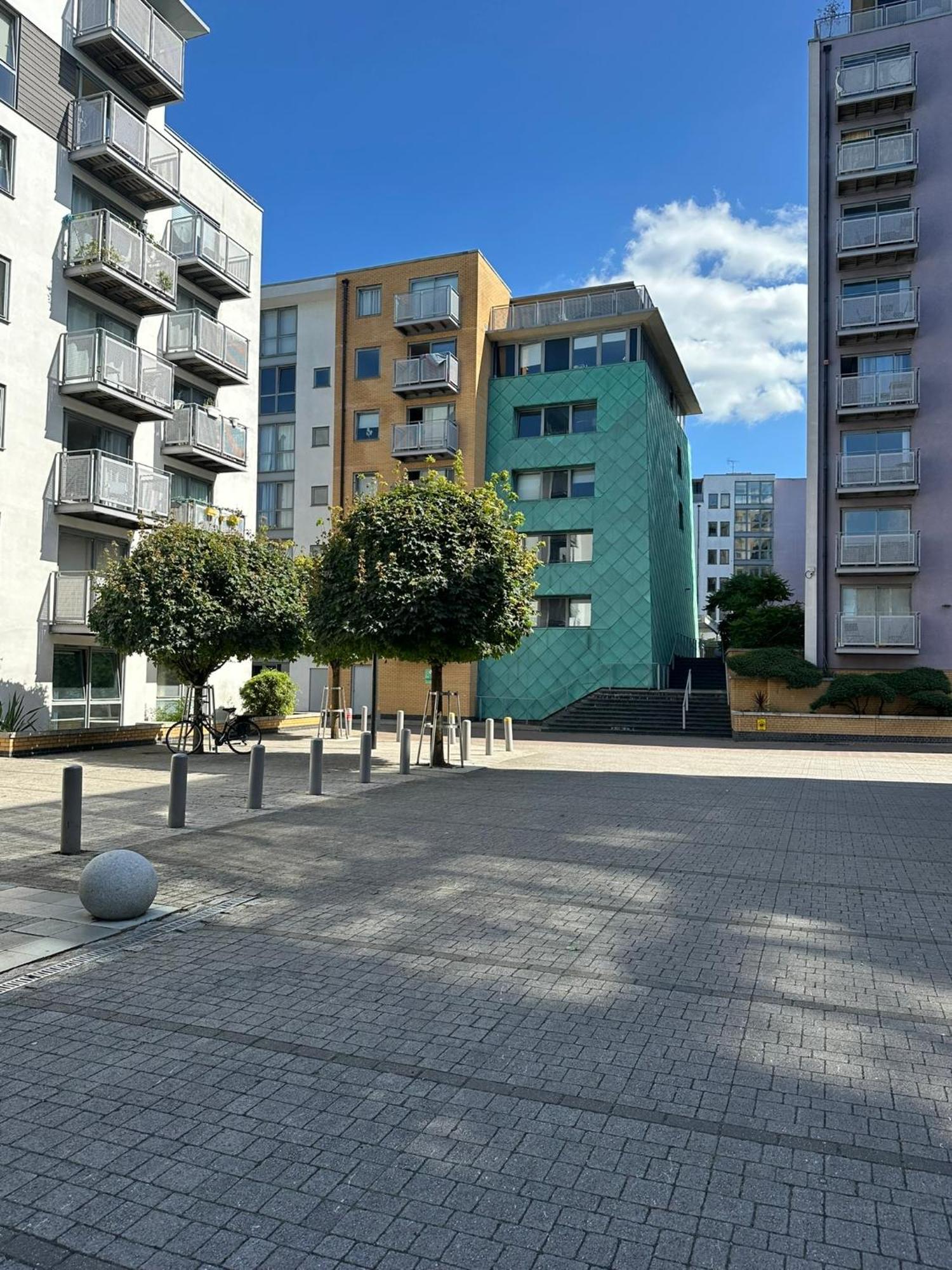Charming 1bdr Serviced Condo! 4 Guests Pool N Free Parking Appartement *