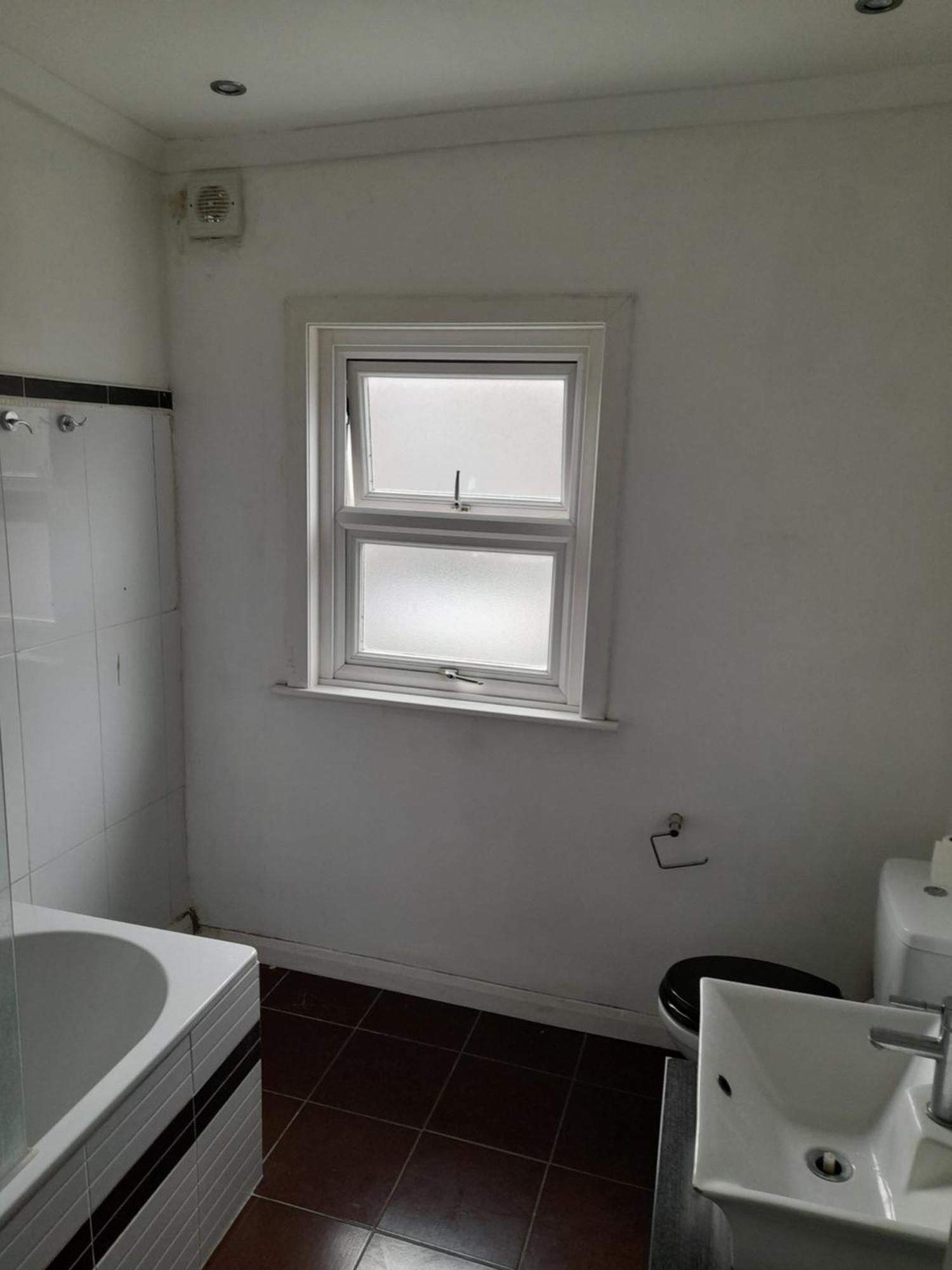 Big Ensuite With Shower And Rest And Good Garden View * London