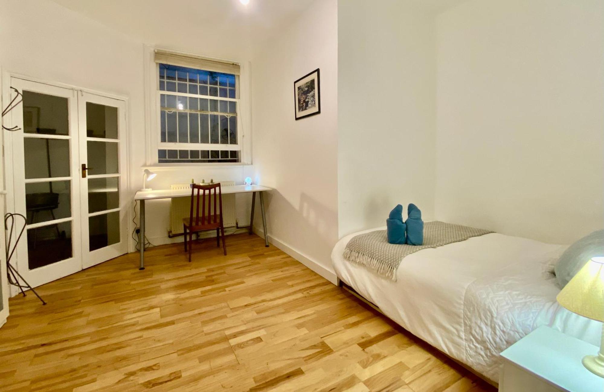 Spacious In Earls Court Apartment *