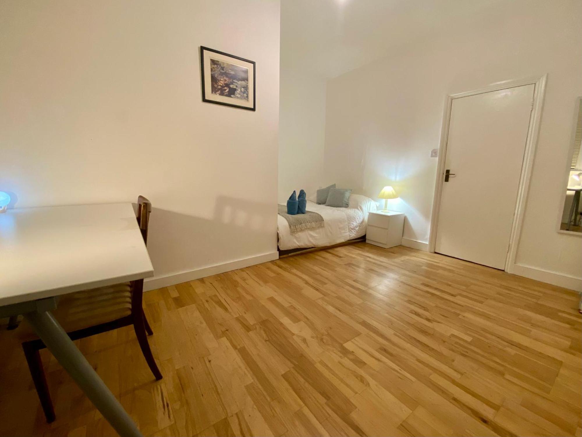 Spacious In Earls Court Apartment