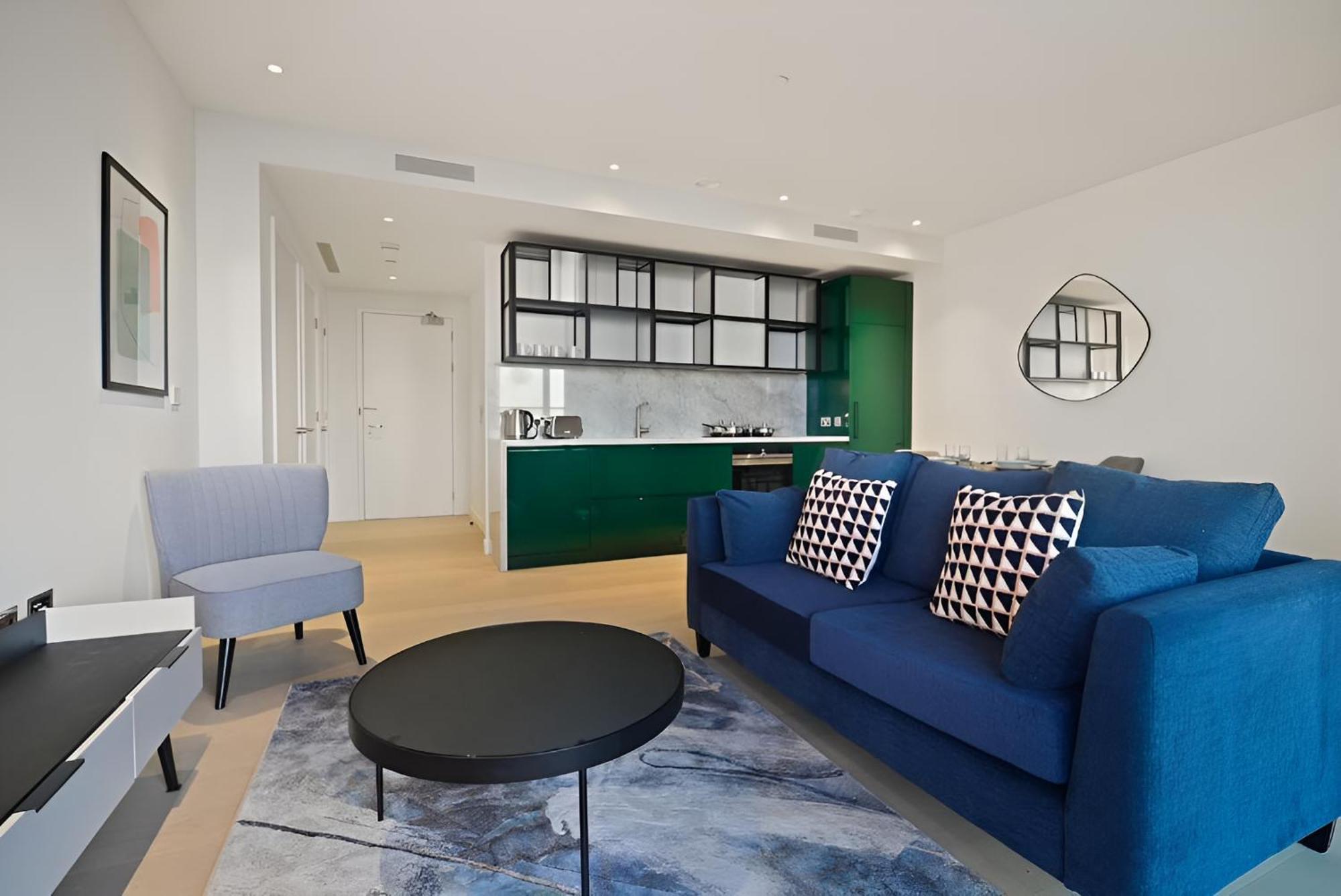 Canary Wharf Skyline Suits Apartment *