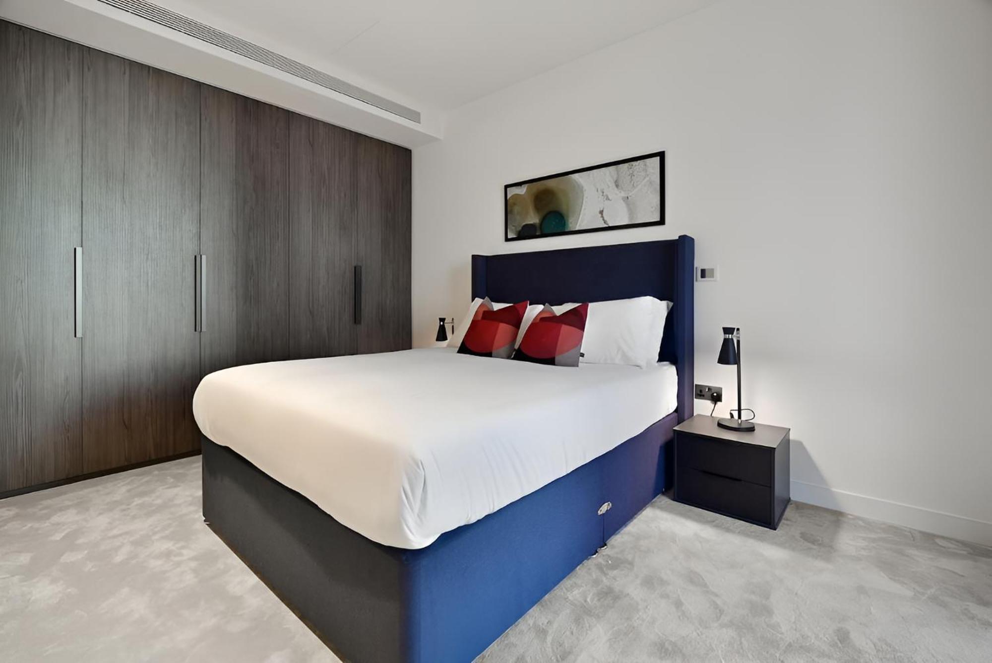 Apartment Canary Wharf Skyline Suits