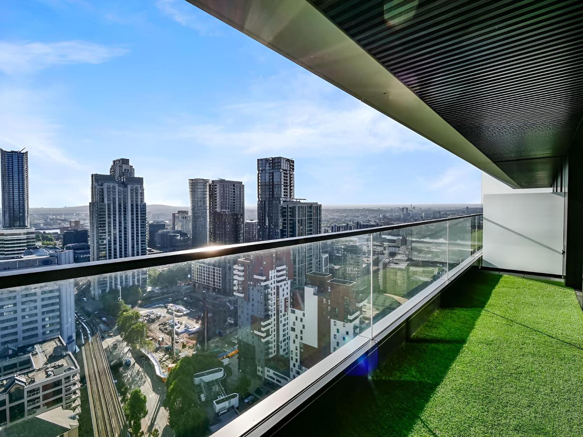 Canary Wharf Skyline Suits Apartment London