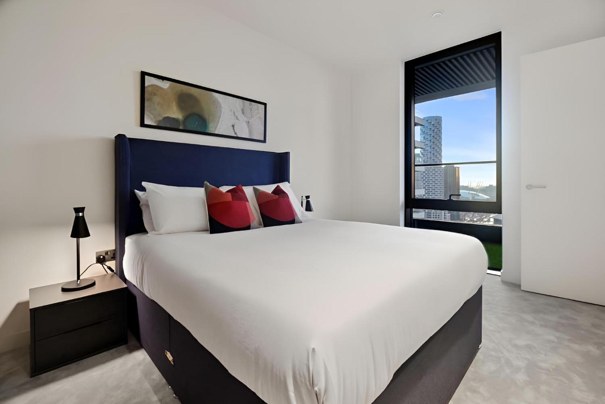 Canary Wharf Skyline Suits Apartment London