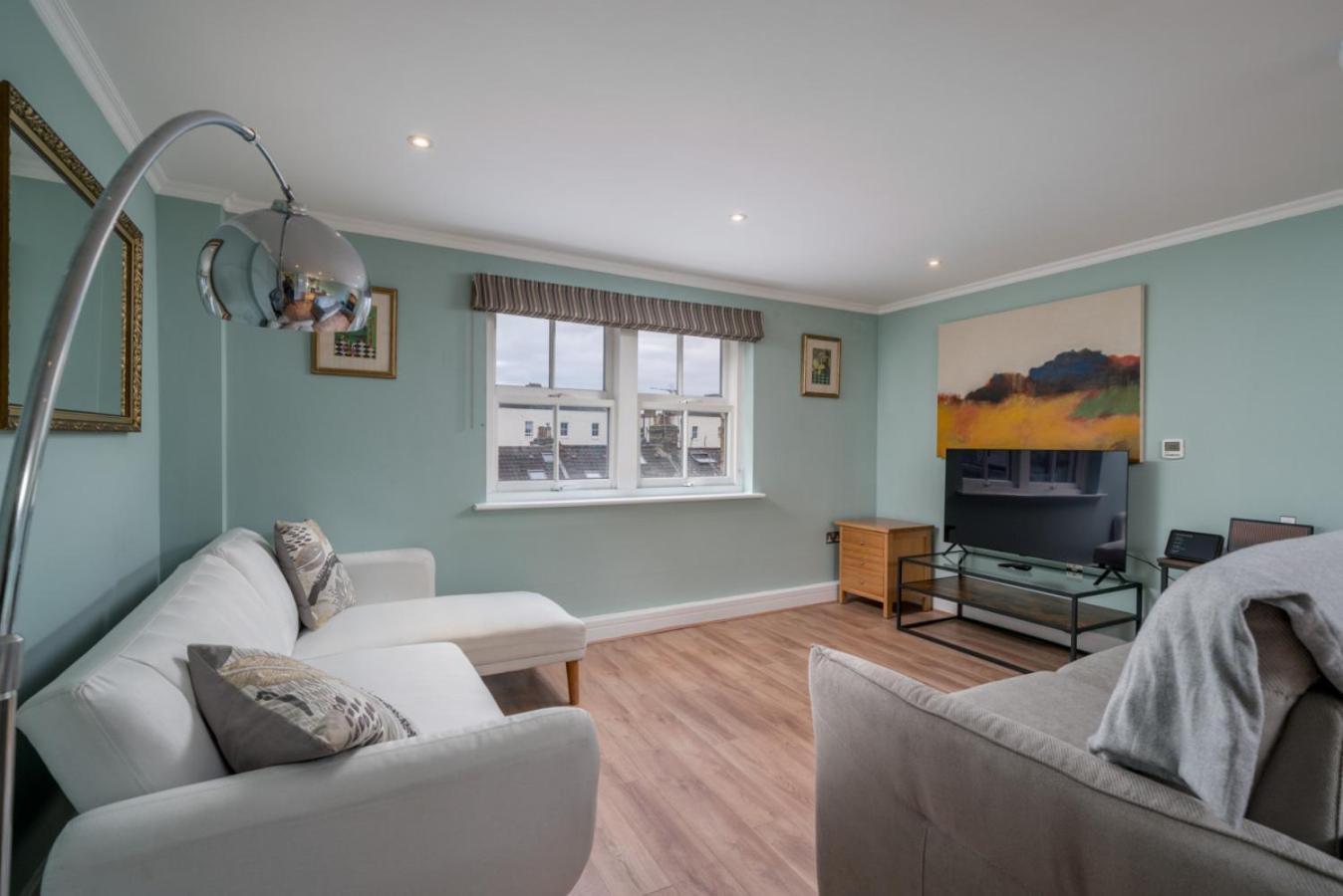 Modern Luxury Apartment, Sleeps Five, Barons Court * Londres