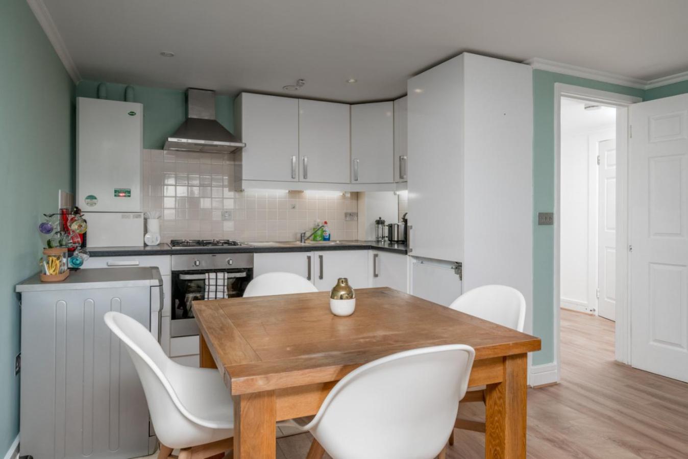 Modern Luxury Apartment, Sleeps Five, Barons Court Apartamento Londres