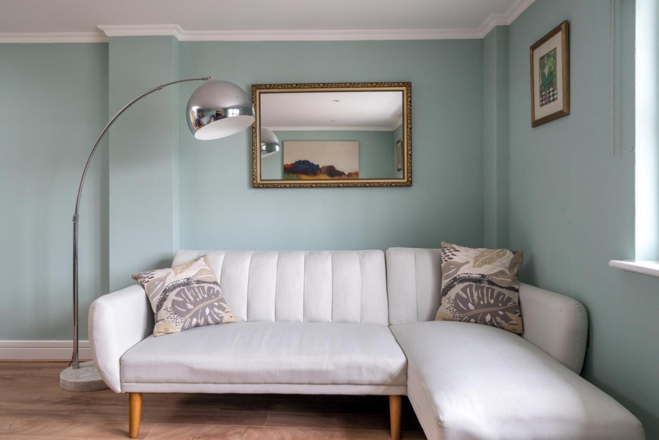 Modern Luxury Apartment, Sleeps Five, Barons Court Londres