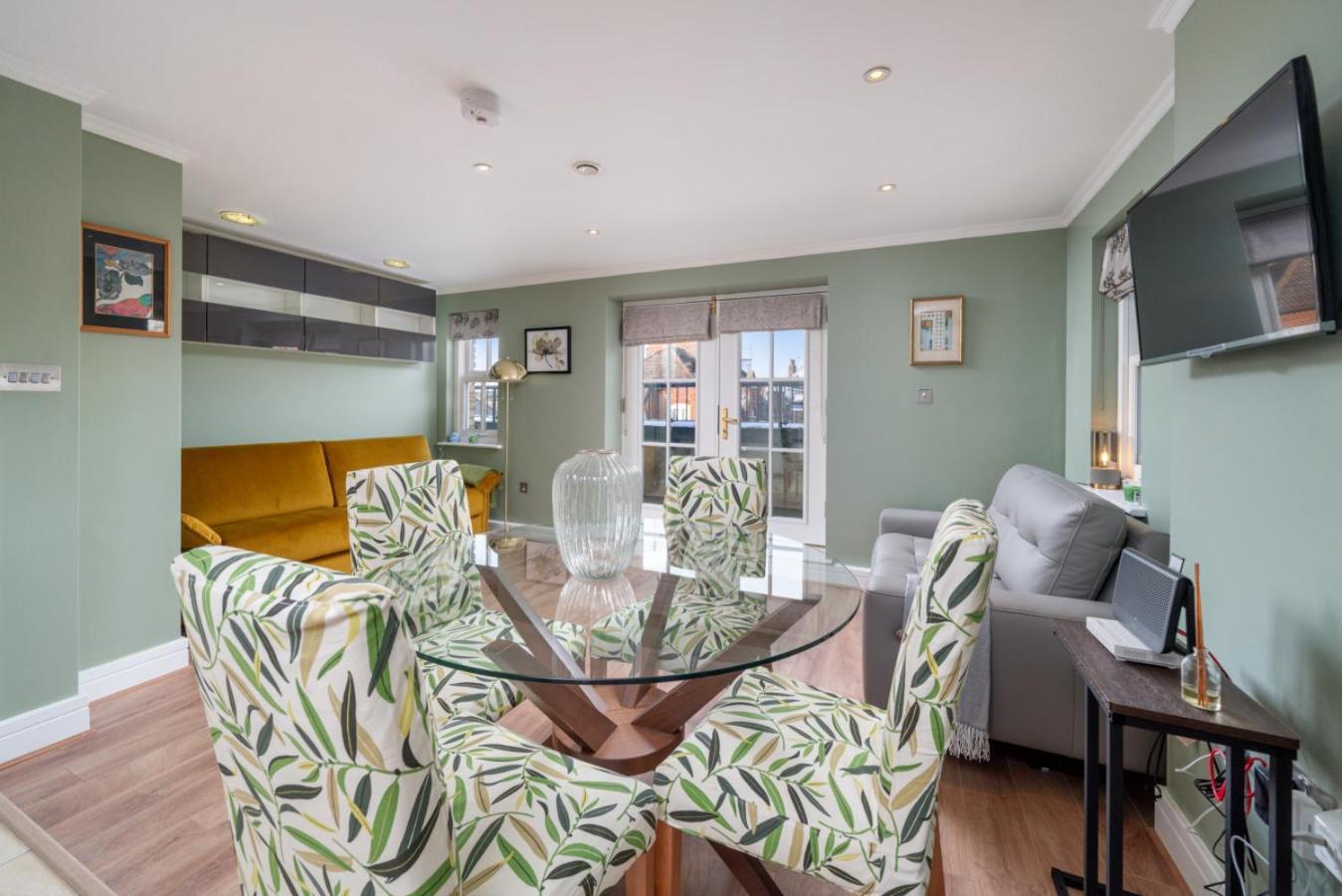 Designer 1 Bed Flat Barons Court Sleeps 4, Balcony * Londres
