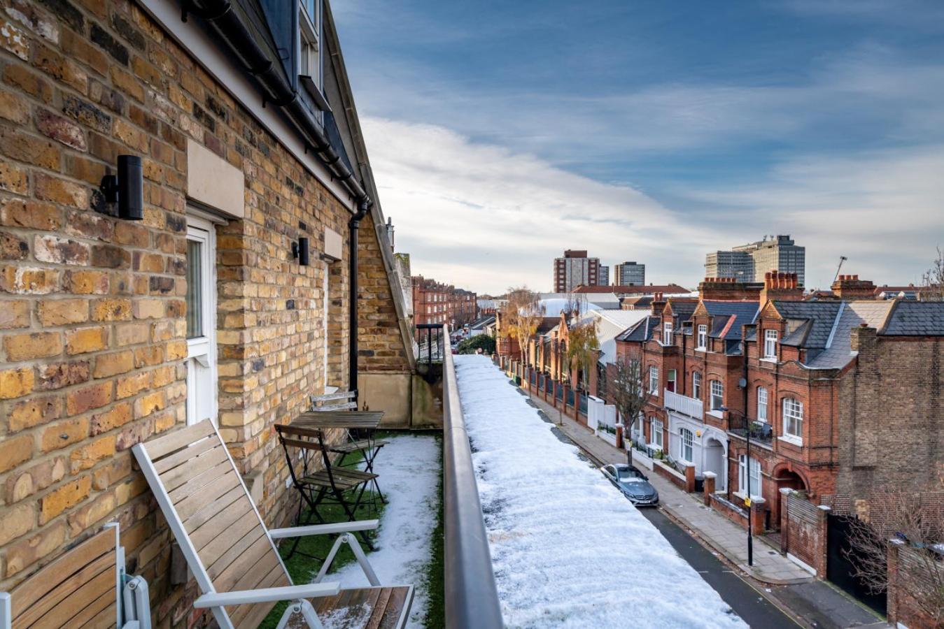 Designer 1 Bed Flat Barons Court Sleeps 4, Balcony Apartamento Londres