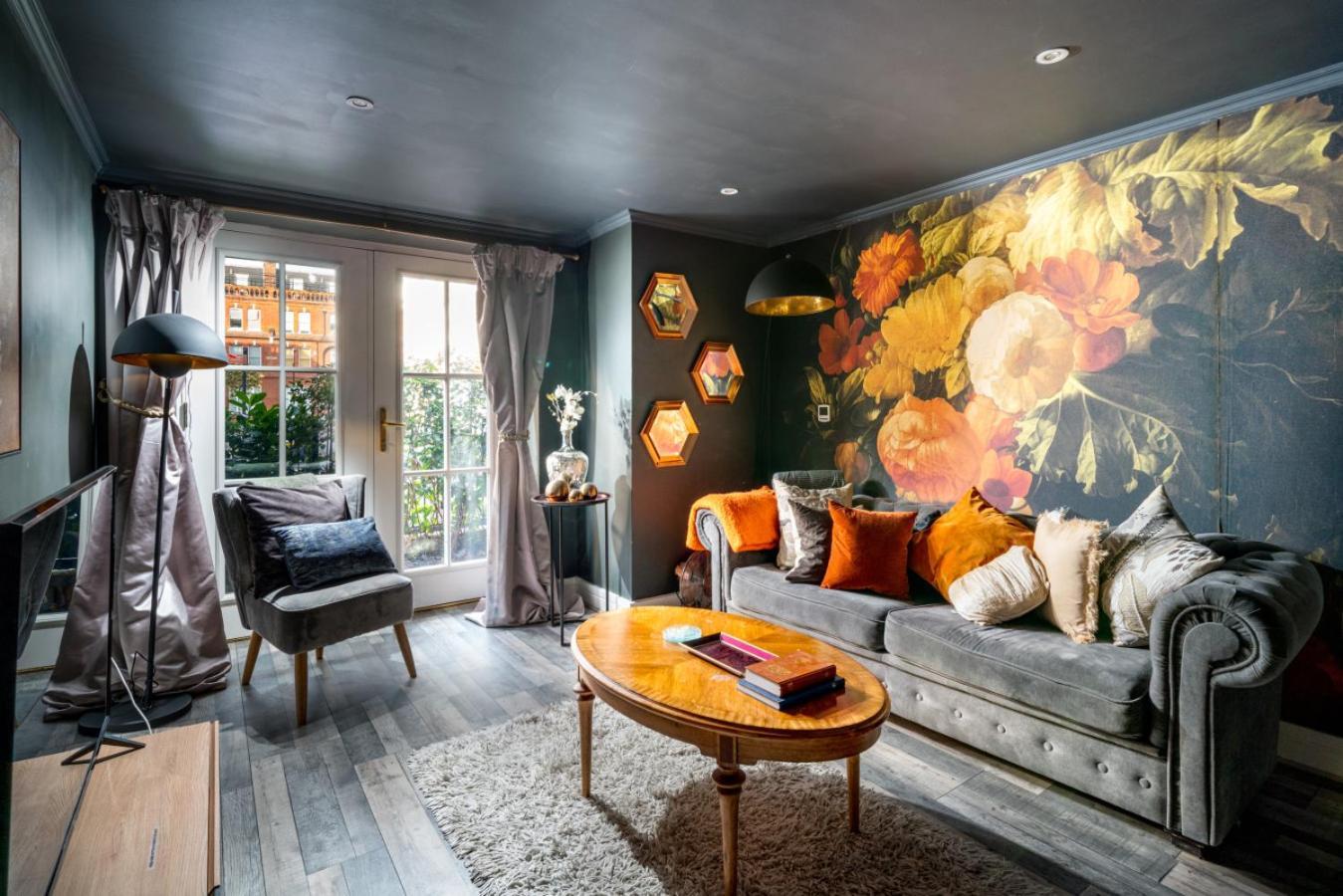 Gorgeous Design 2 Bed Flat Barons Court Sleeps Six Apartment London