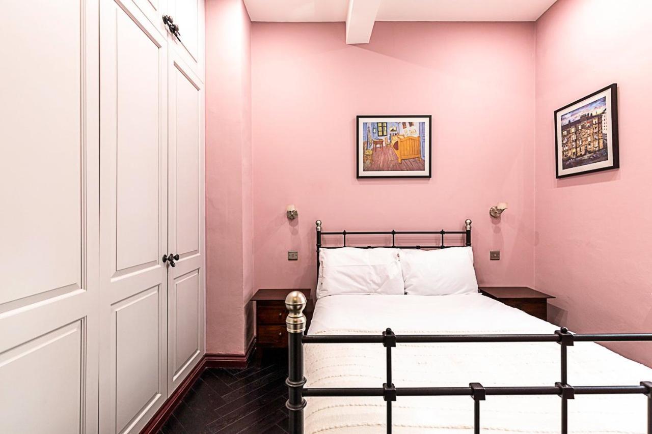 Book Lovers' West End Apartment